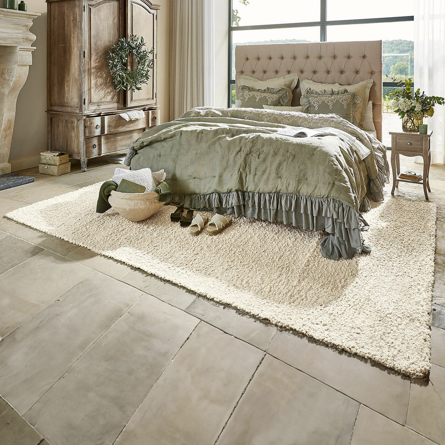 Alfombra Wodaha Dormitorio acogedor con alfombra beige y ropa de cama verde de lino en estilo rústico elegante
