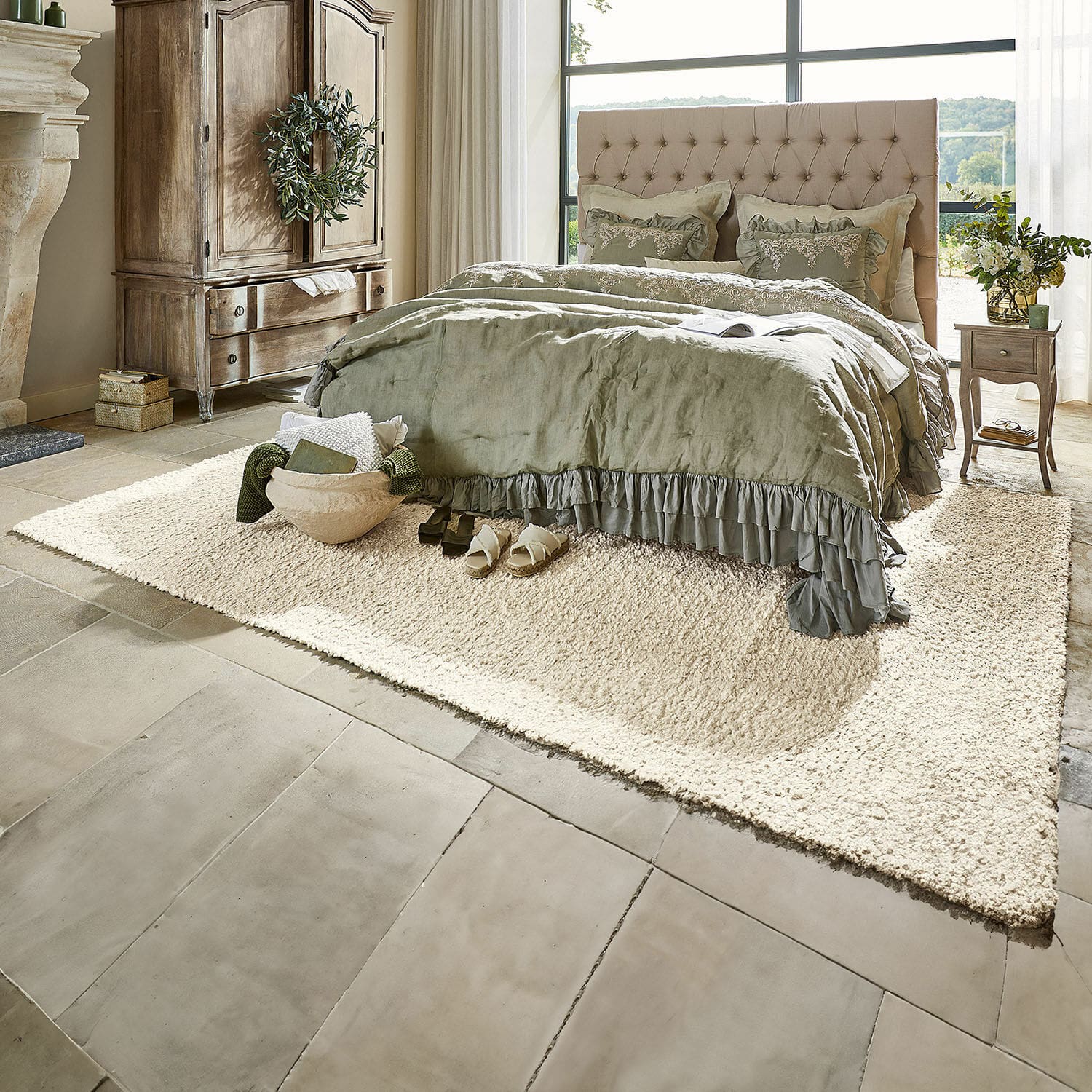 Alfombra Wodaha Dormitorio acogedor con alfombra beige y ropa de cama verde de lino en estilo rústico elegante