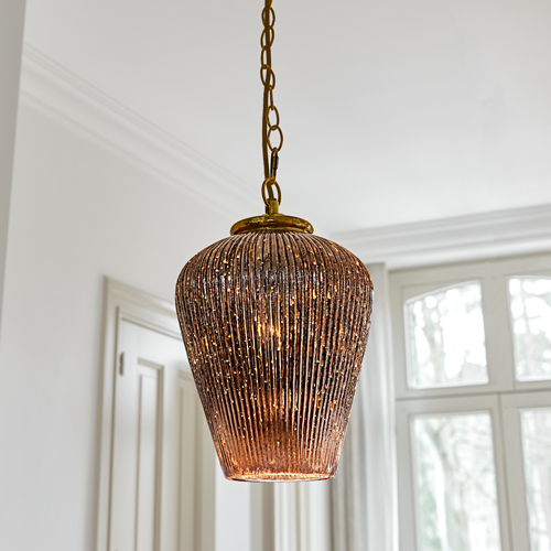 Lámpara colgante de vidrio estriado marrón con cadena metálica, iluminación decorativa interior