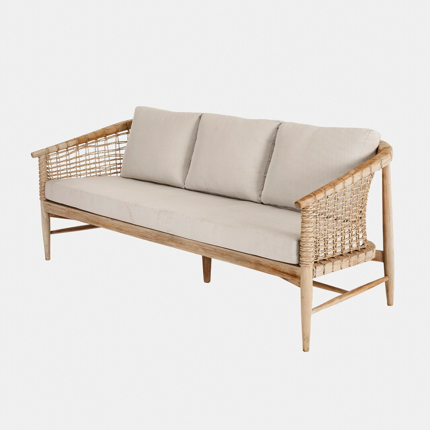 Sofá de madera natural con cojines beige y laterales trenzados, mueble cómodo para salón