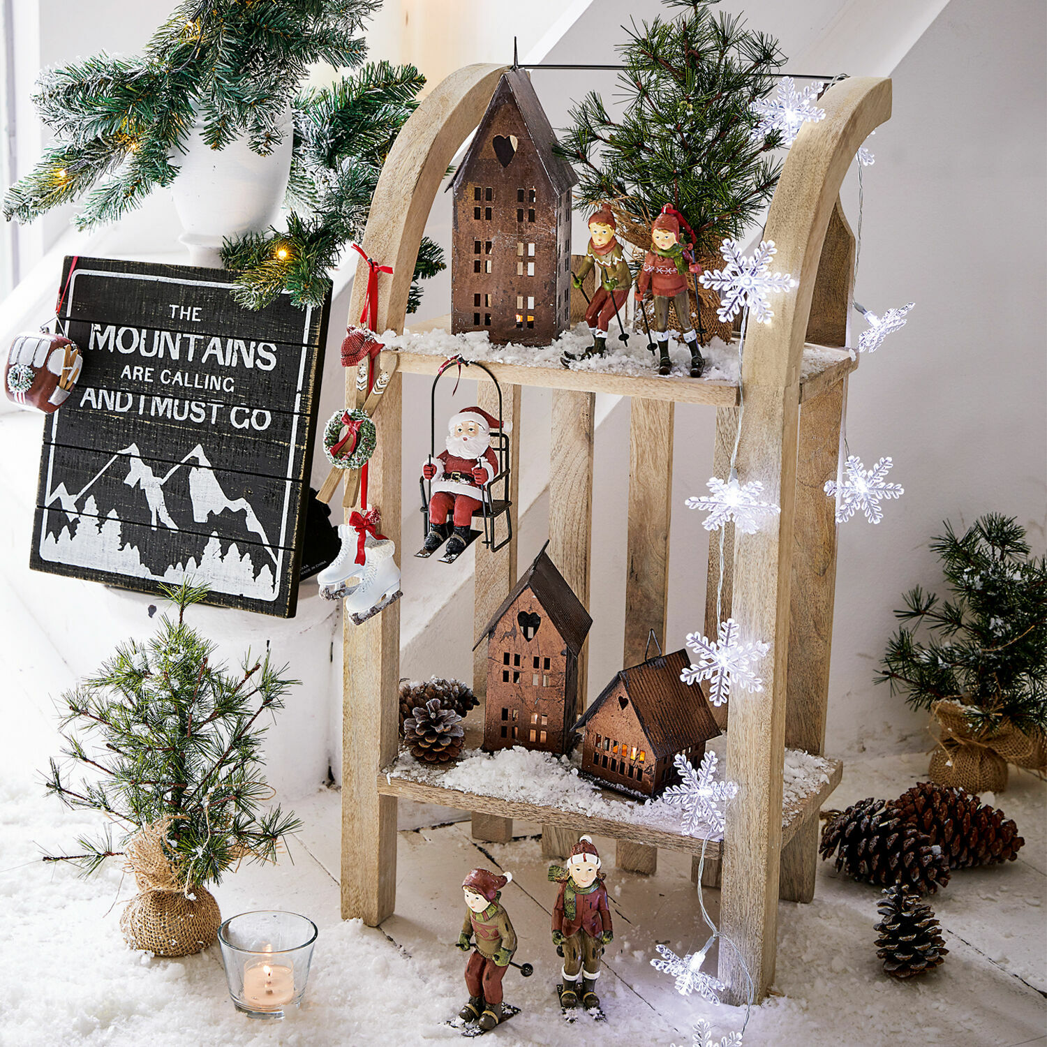 Estante Renier Decoración navideña de madera con figuras de esquiadores, casitas y luces en forma de copos de nieve