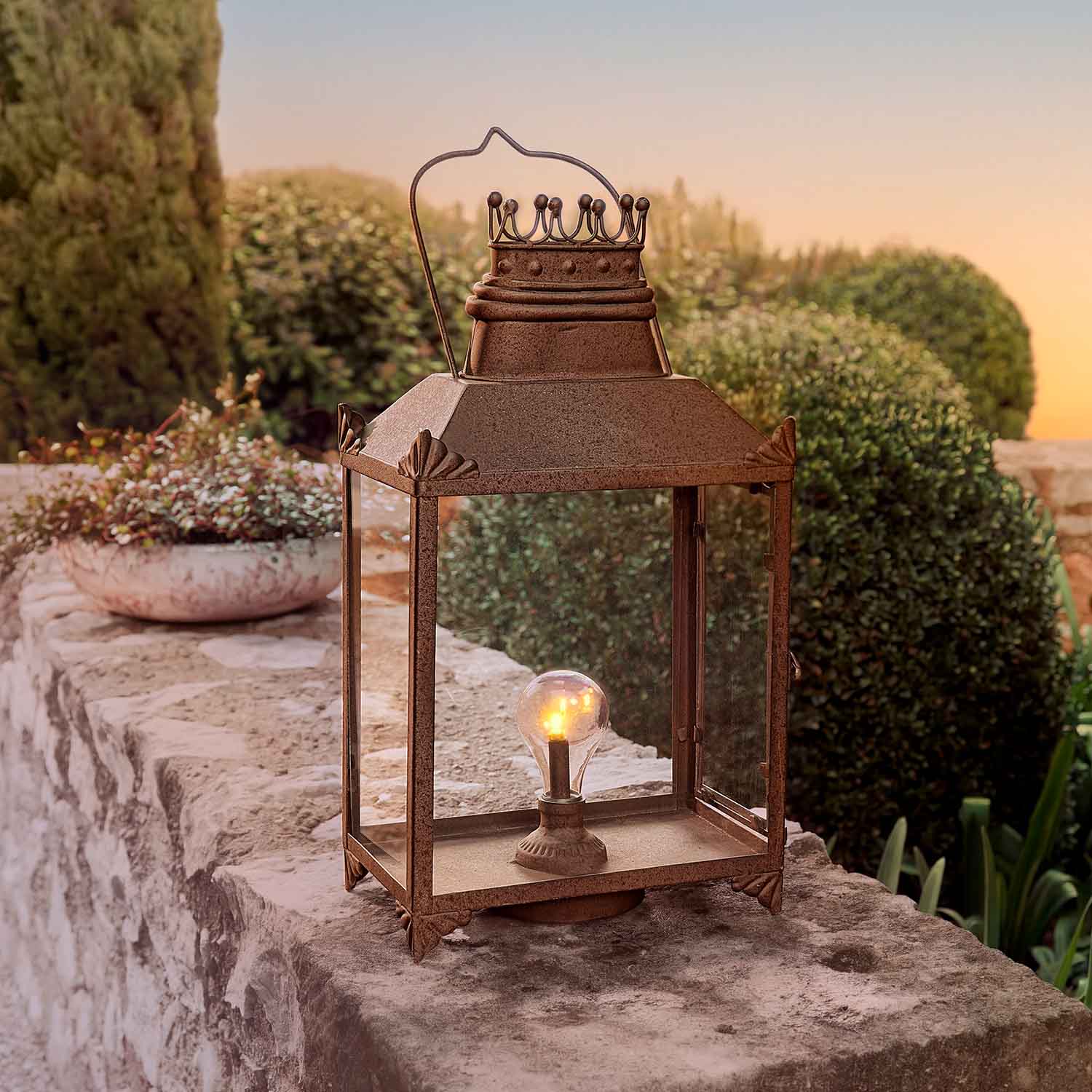 Linterna de jardín de metal oxidado con bombilla, decoración rústica para terraza o exterior