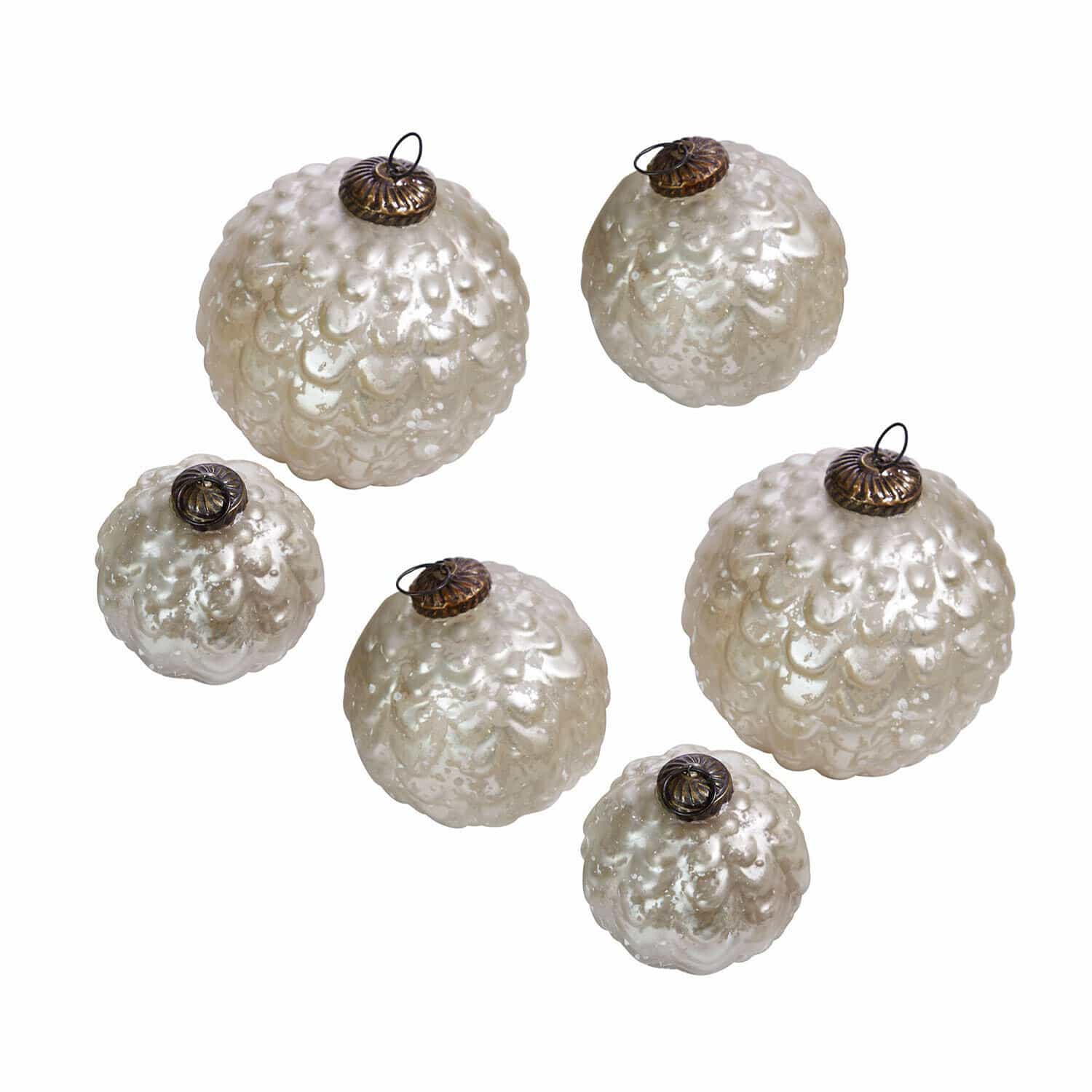 Set de 6 bolas de Navidad Domara Conjunto de seis bolas de Navidad blancas de vidrio texturizado con colgador metálico