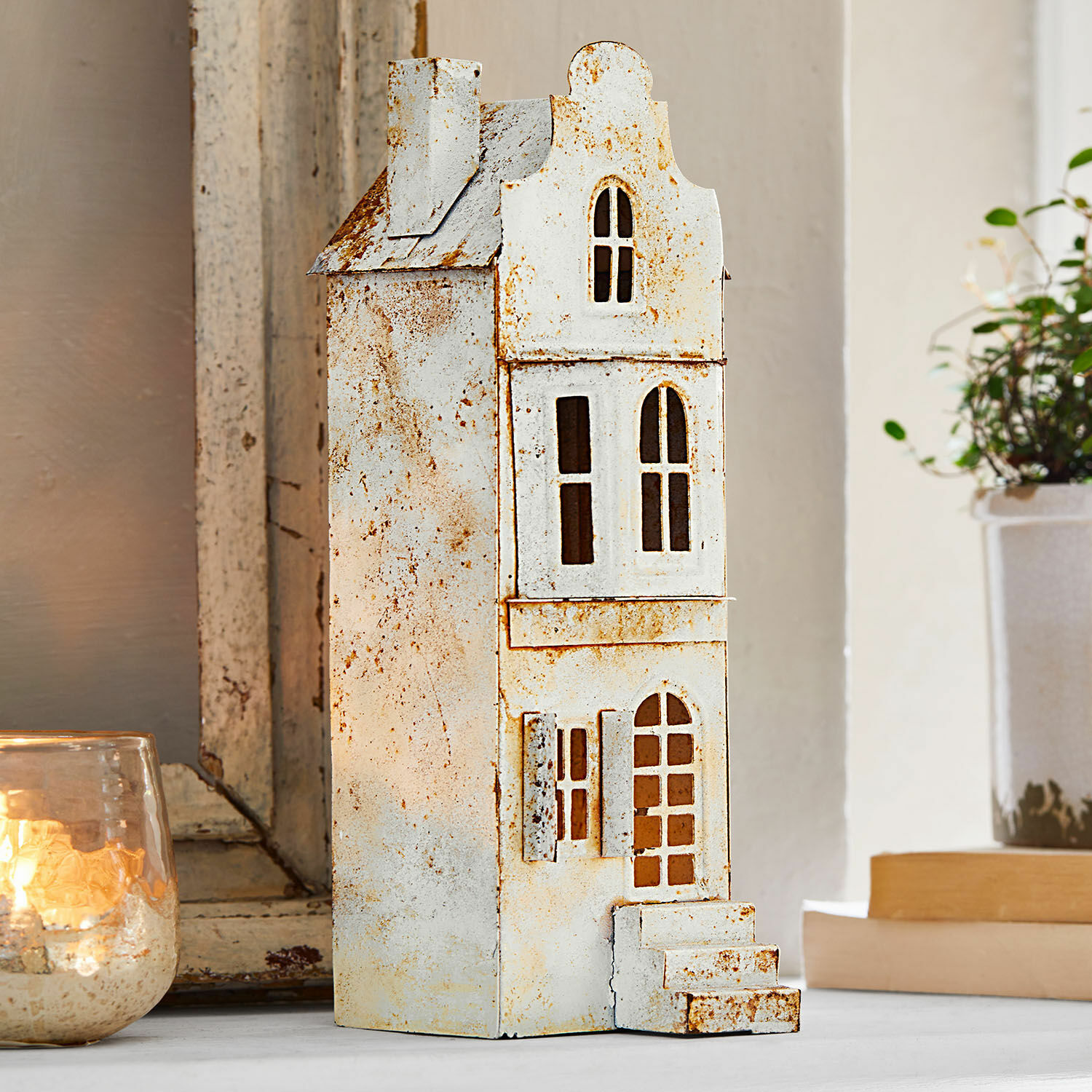 Portavelas Mirexo Farol de metal en forma de casa con pintura blanca envejecida, decoración rústica para interiores