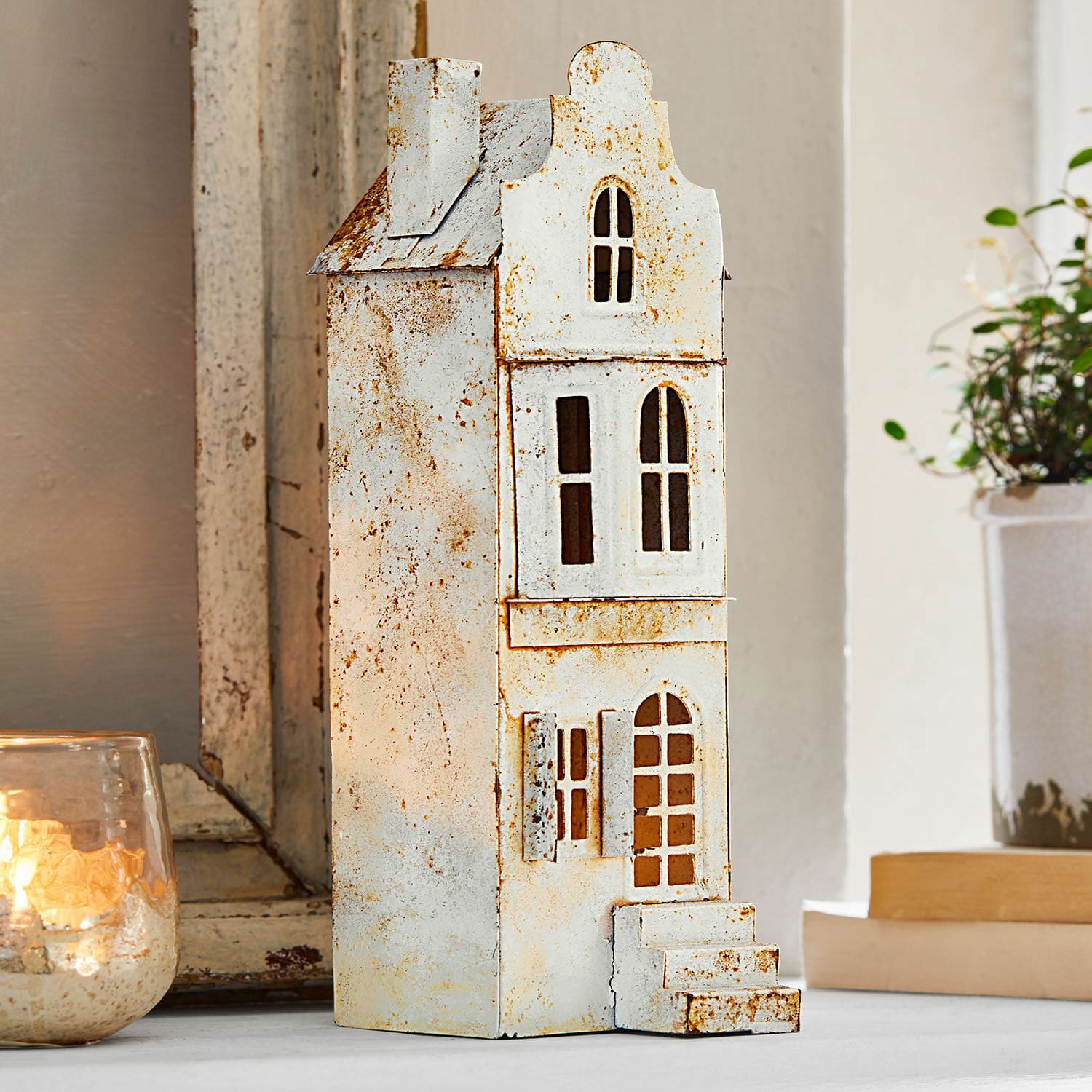Portavelas Mirexo Farol de metal en forma de casa con pintura blanca envejecida, decoración rústica para interiores