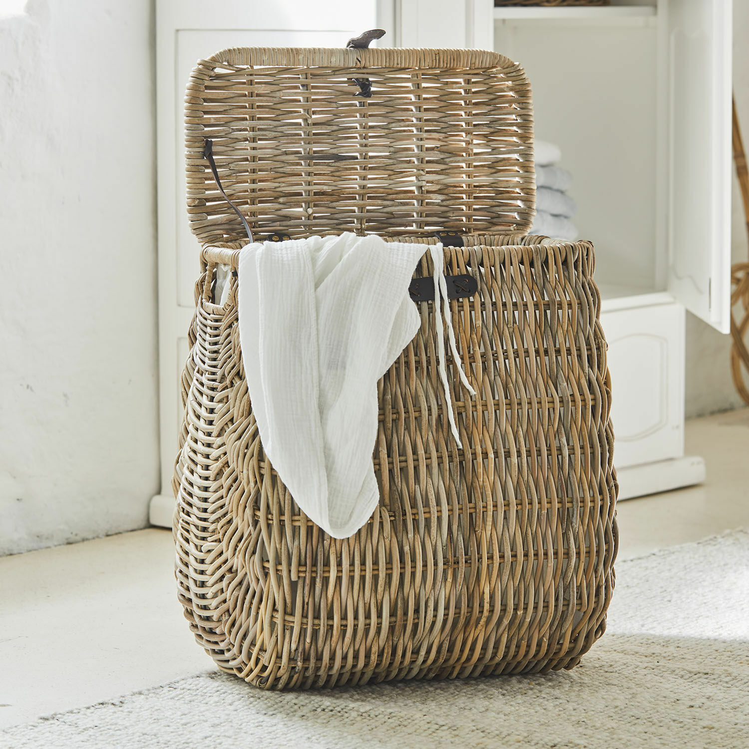 Cesto para ropa Solinette Cesto de mimbre natural con toalla blanca, almacenamiento práctico para baño o lavandería