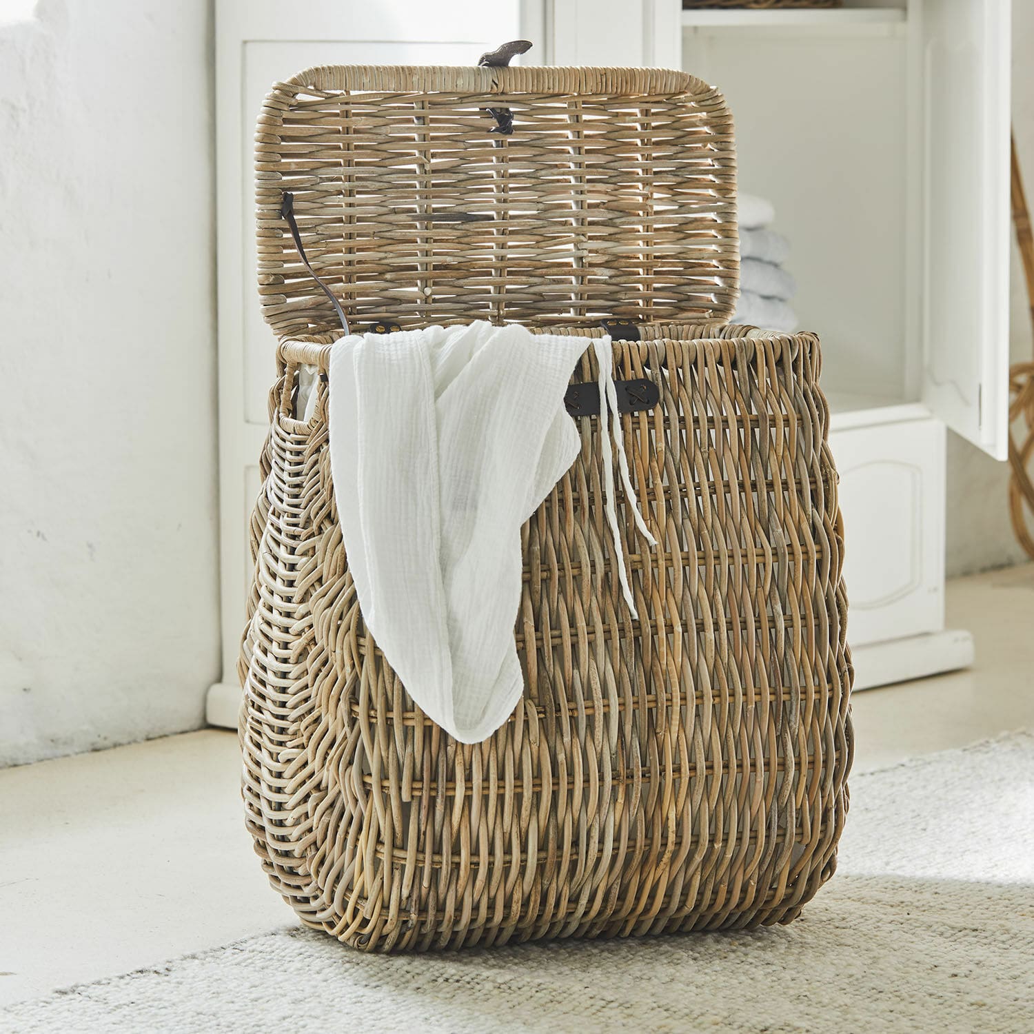 Cesto para ropa Solinette Cesto de mimbre natural con toalla blanca, almacenamiento práctico para baño o lavandería