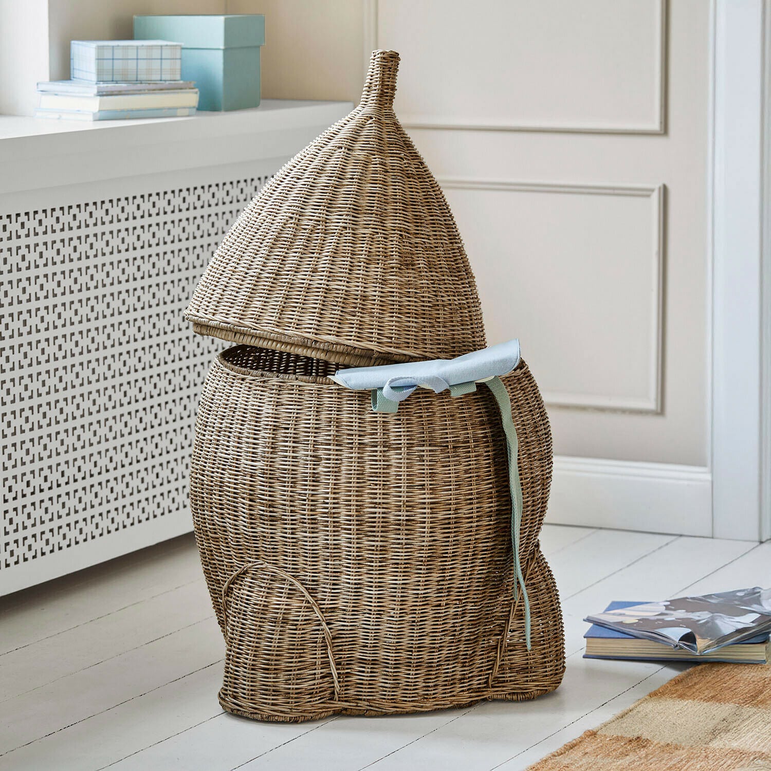 Cesto de mimbre para ropa con forma de ratón y lazo azul, color natural, almacenamiento práctico