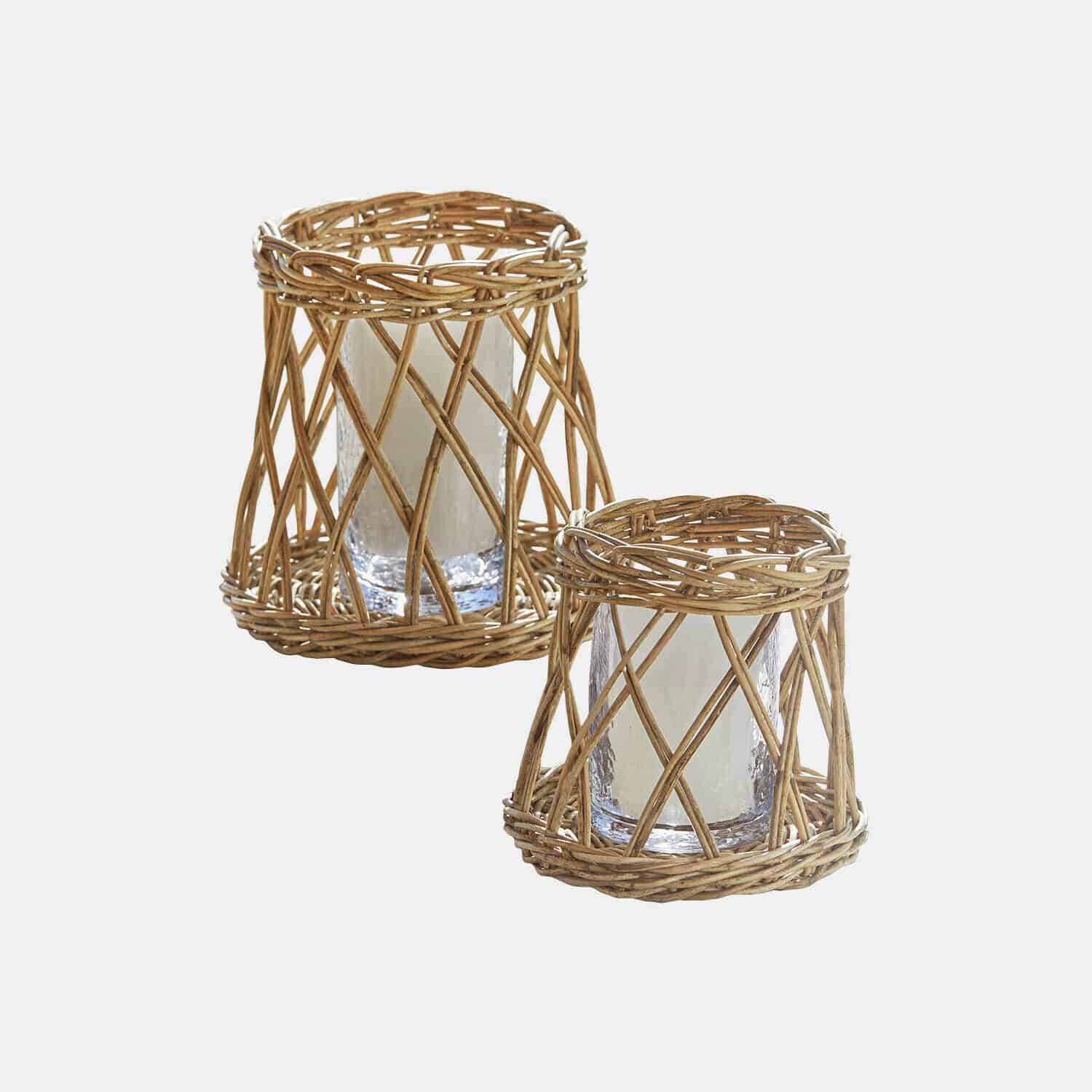 Set de 2 portavelas Melari Conjunto de dos faroles de ratán en color natural con velas blancas para decoración interior