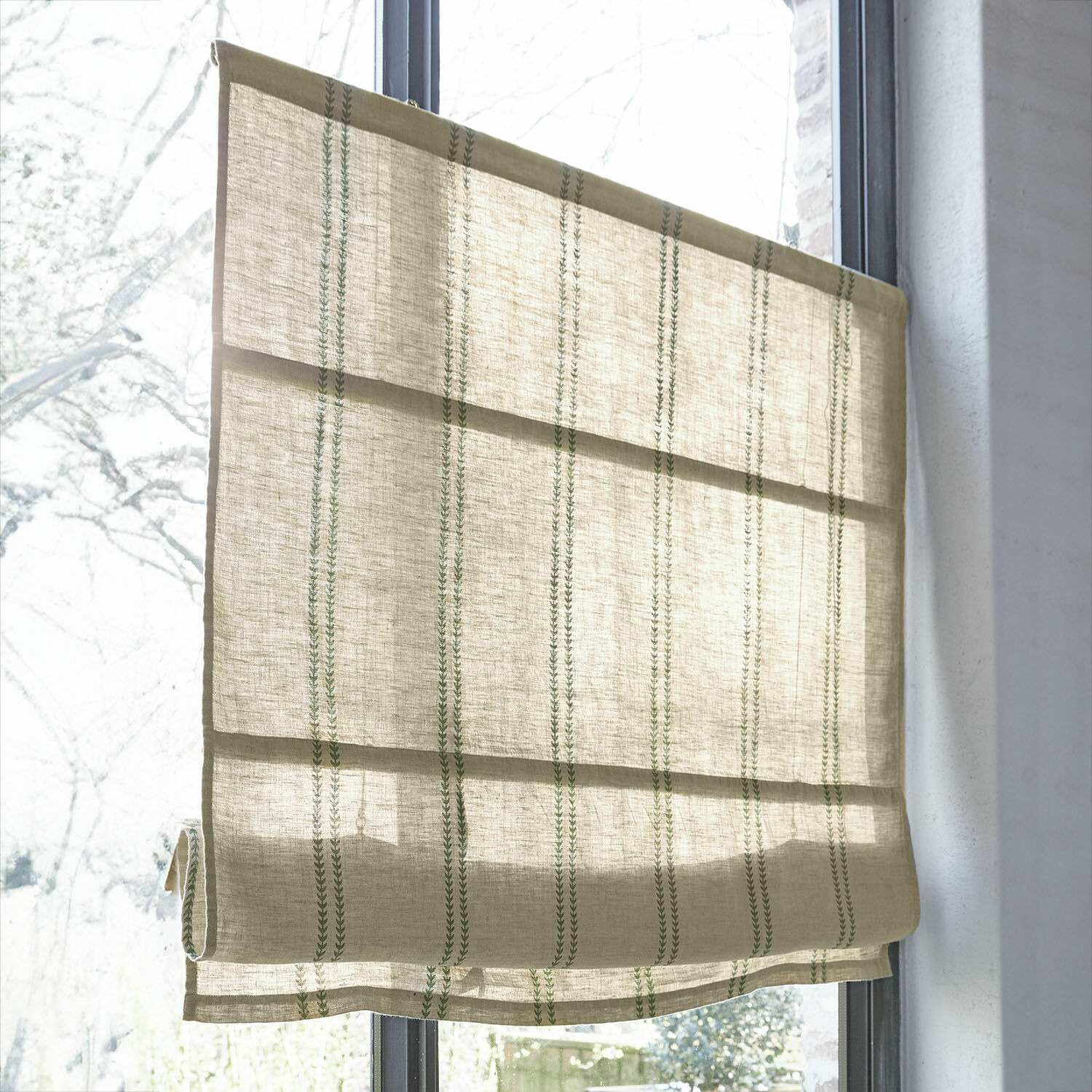 Estor plegable Fides Estor romano beige de lino con rayas verticales verdes, protección decorativa para ventana
