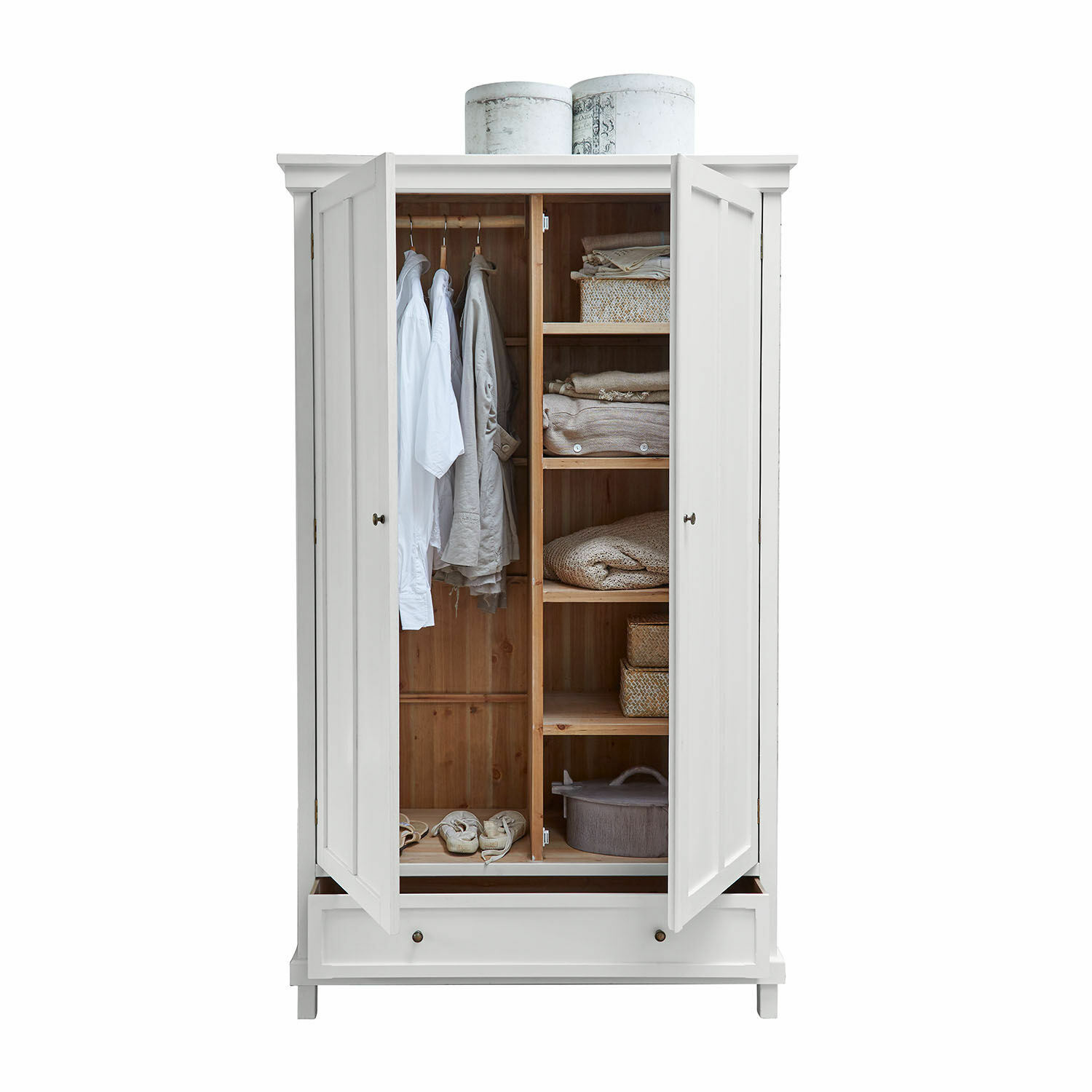 Armario Sirevol Armario de madera blanco con puertas abiertas, estantes y perchero con ropa y cajas