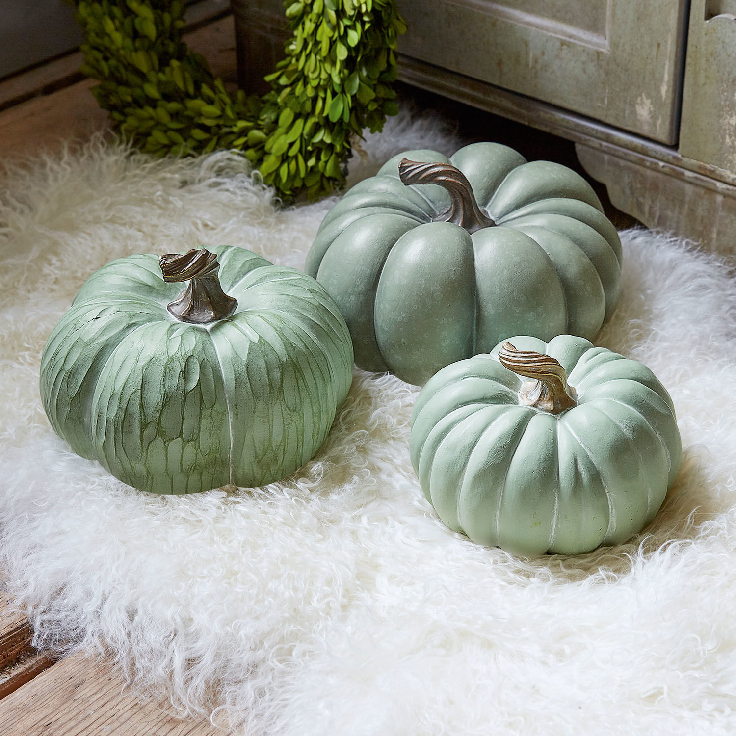 Set de 3 calabazas Villazon Tres calabazas decorativas verdes sobre alfombra blanca de piel sintética para decoración otoñal