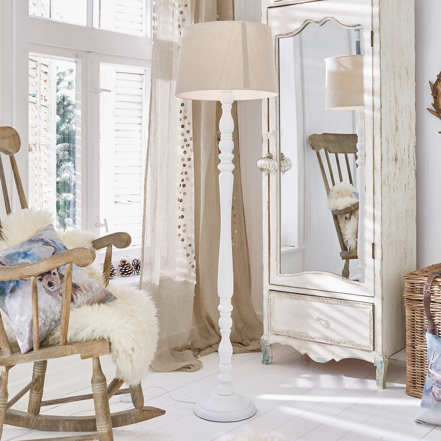 Lámpara de pie Statford Lámpara de pie blanca de madera con pantalla beige en interior rústico luminoso con espejo y mecedora
