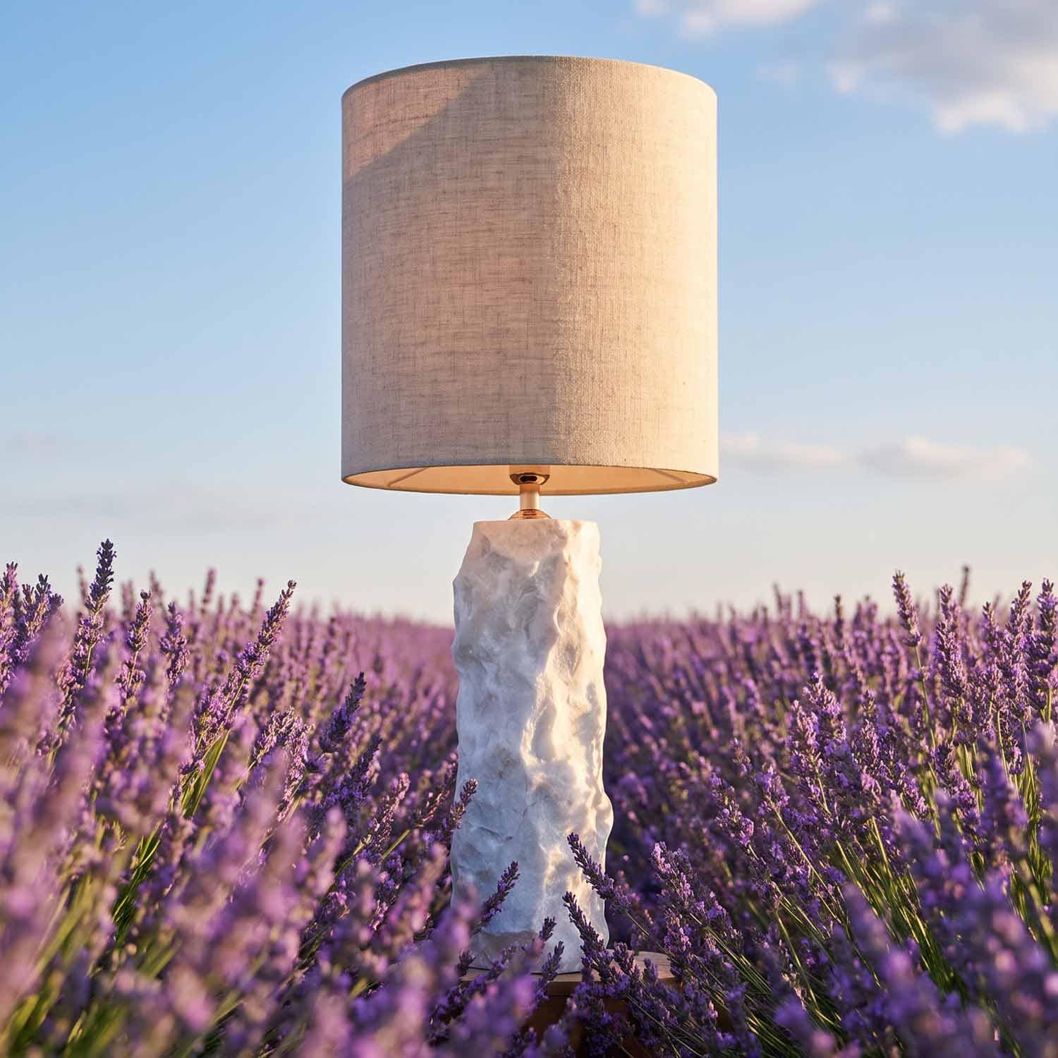 Lámpara de mesa con base de mármol blanco y pantalla beige en campo de lavanda, decoración interior