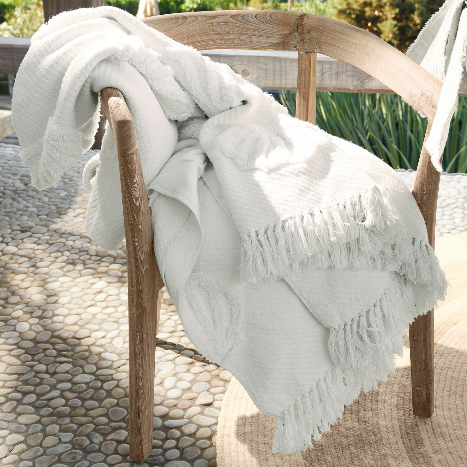 Plaid Saroufa Manta blanca de algodón con flecos sobre silla de madera, decoración para interior y jardín