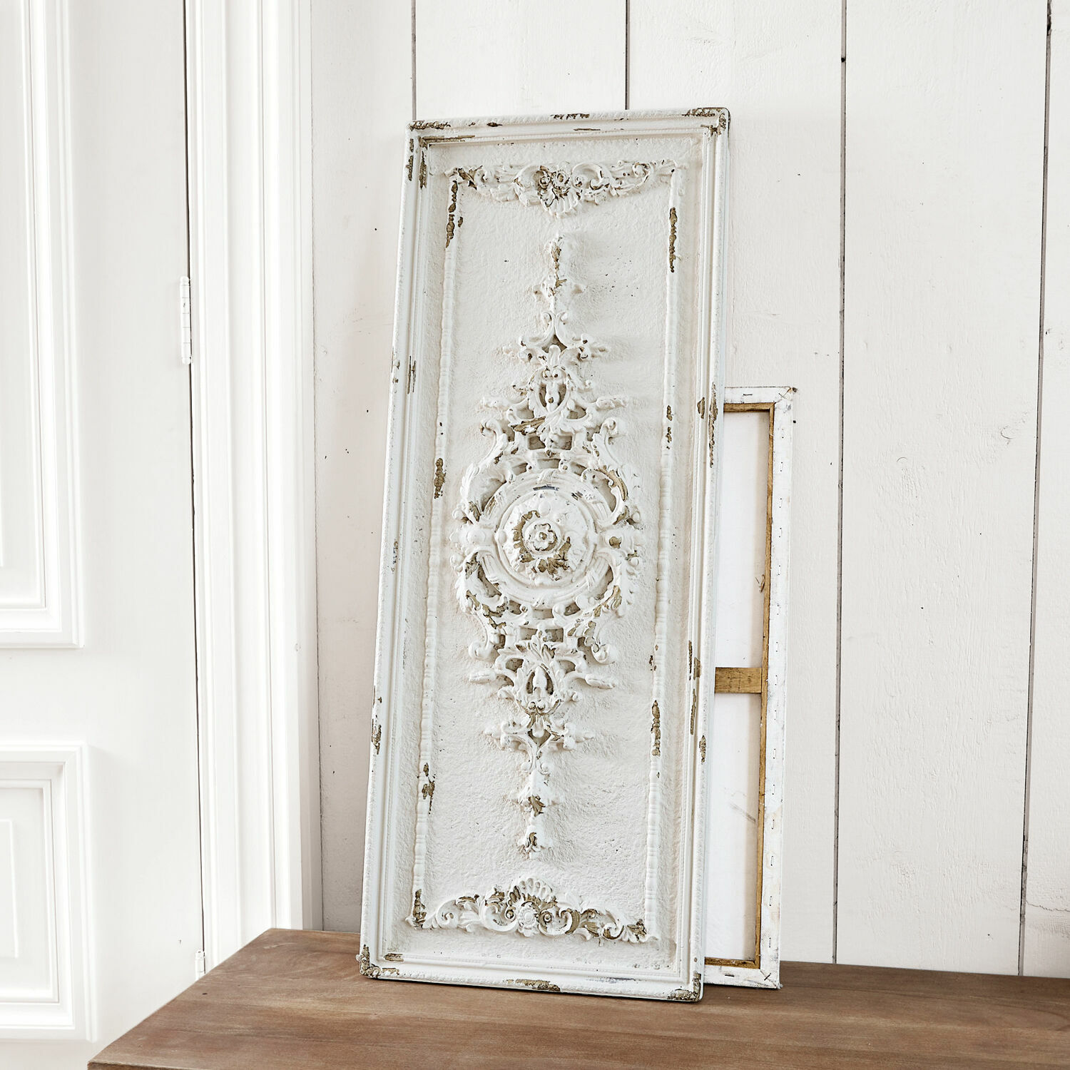 Panel decorativo Corsy Panel decorativo de pared blanco de madera envejecida con ornamento, estilo vintage, decoración interior