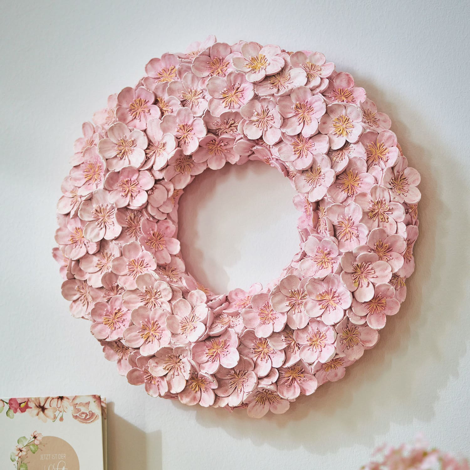 Corona Garlan Corona decorativa de pared con flores rosas de tela, adorno para interiores.