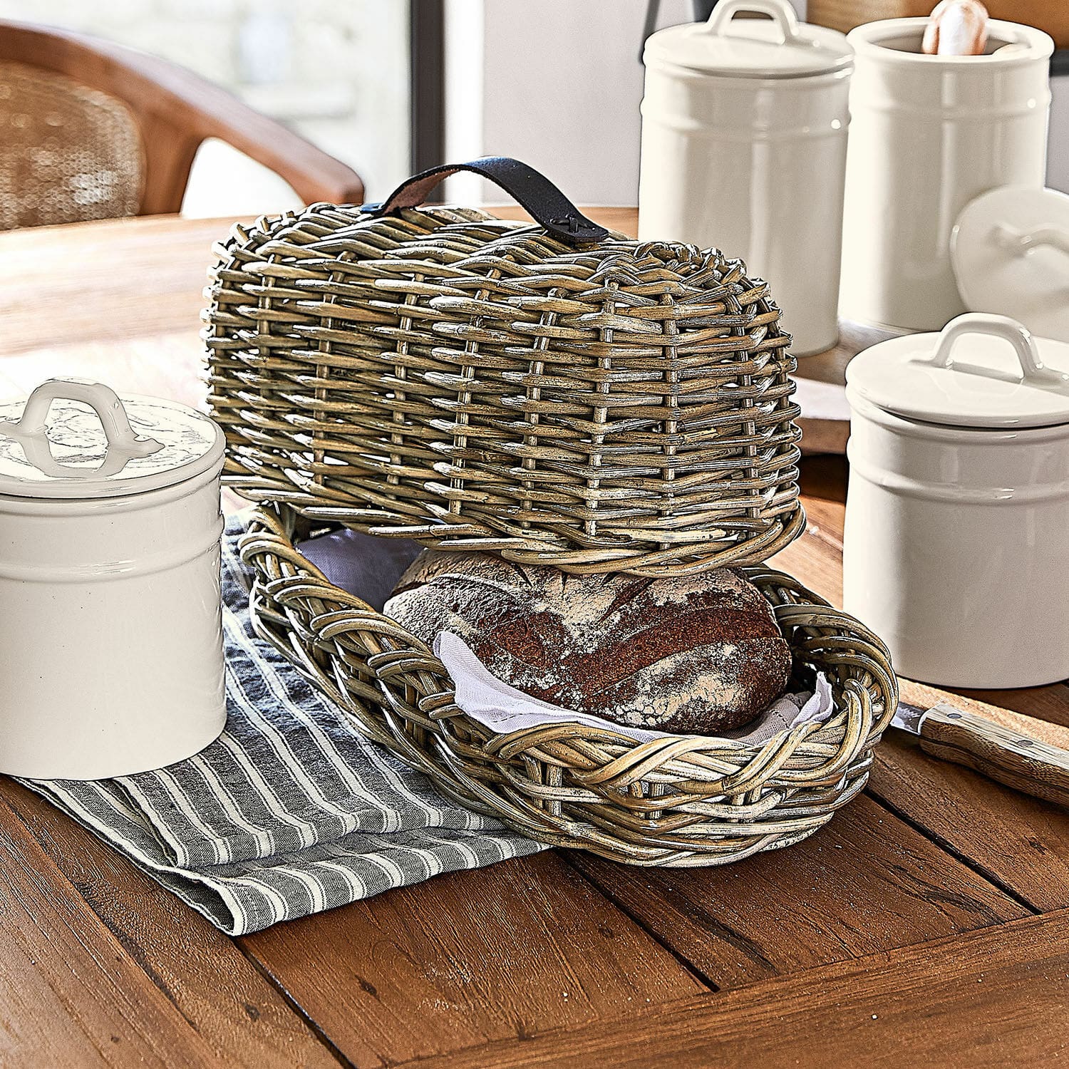 Panera Gioialetto Cesta de mimbre natural para pan con tapa y paño blanco sobre mesa de madera