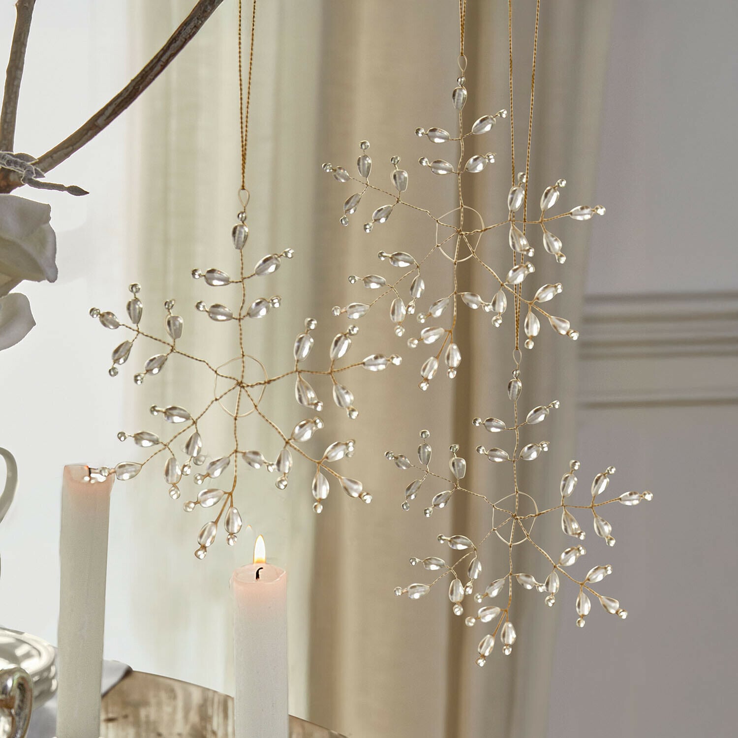 Set de 3 colgantes Nimweth Adornos colgantes de copos de nieve con cuentas transparentes en alambre dorado para decoración navideña
