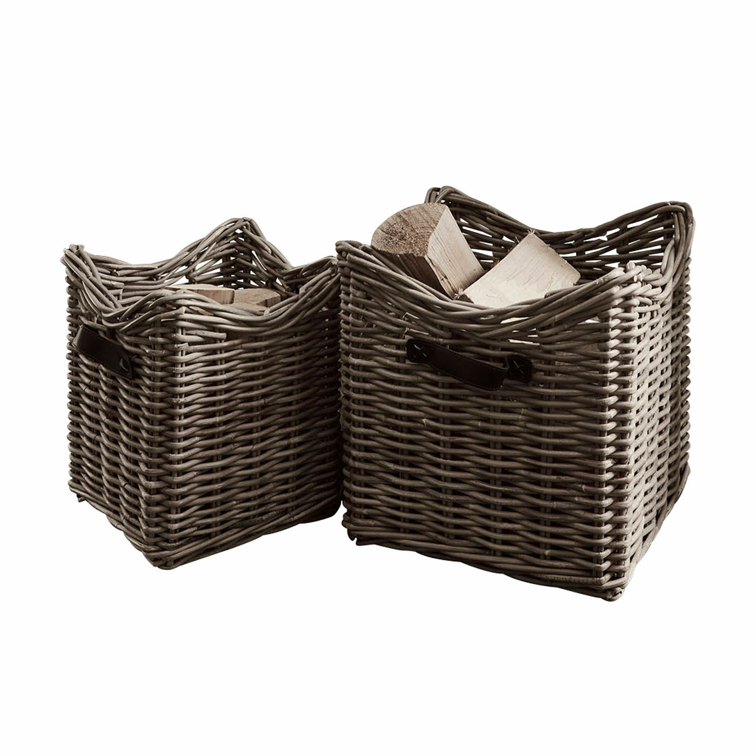 Set de 2 cestas Morrilton Conjunto de dos cestas de mimbre gris con asas, llenas de leña