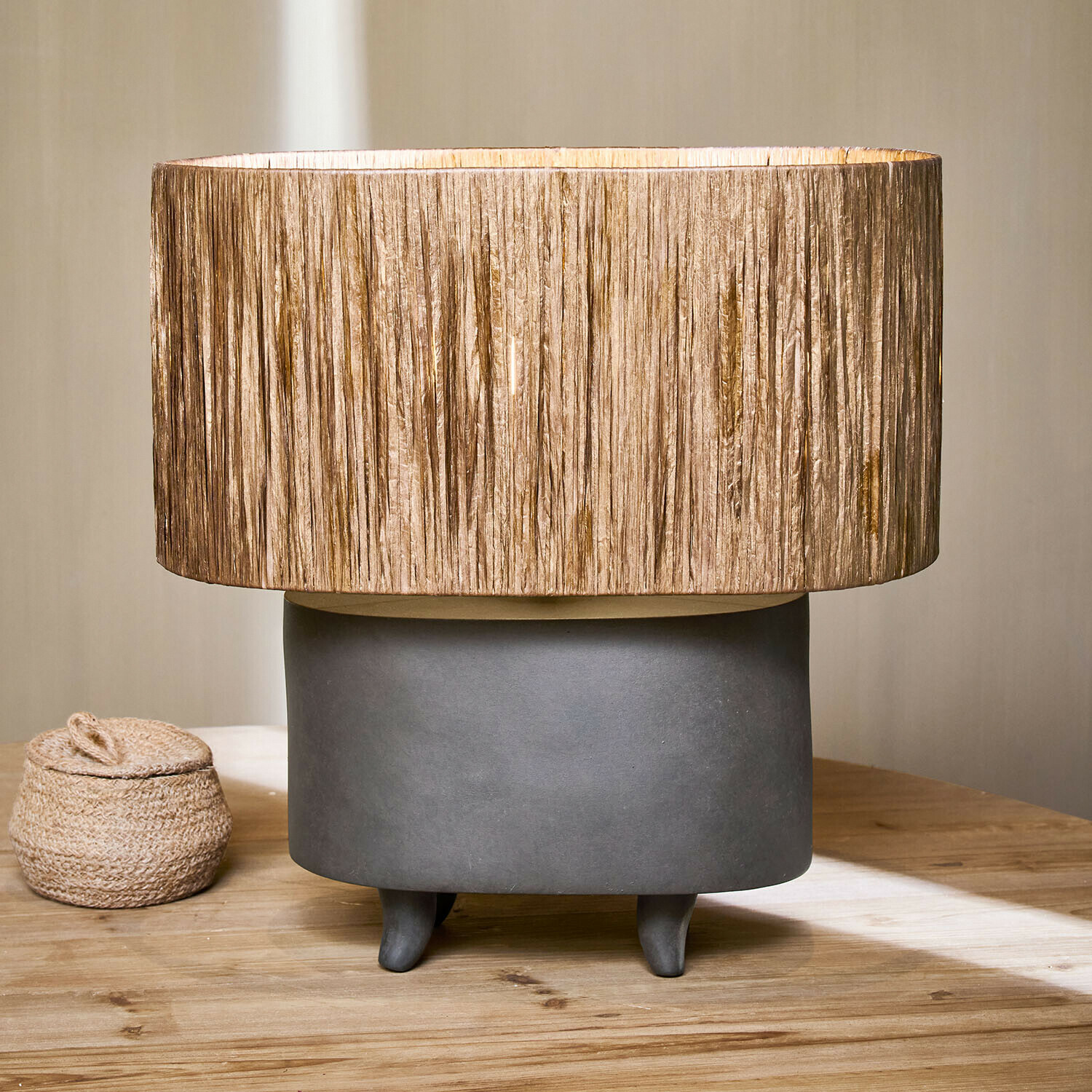 Lámpara de mesa Calouris Lámpara de mesa con base de cerámica gris y pantalla beige de material natural, decoración para interiores