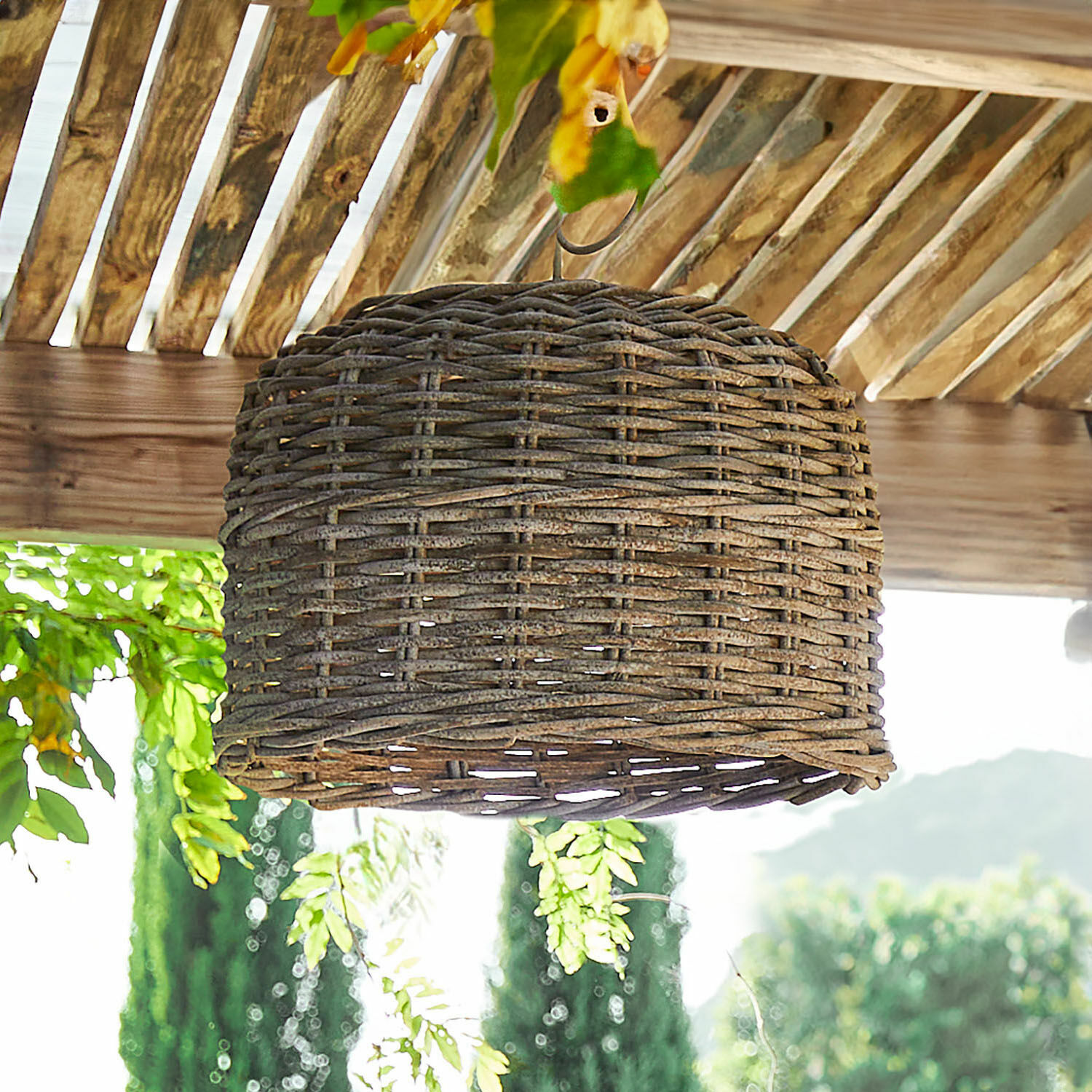 Pantalla Gilex Lámpara colgante de mimbre marrón natural bajo techo de madera, decoración para jardín