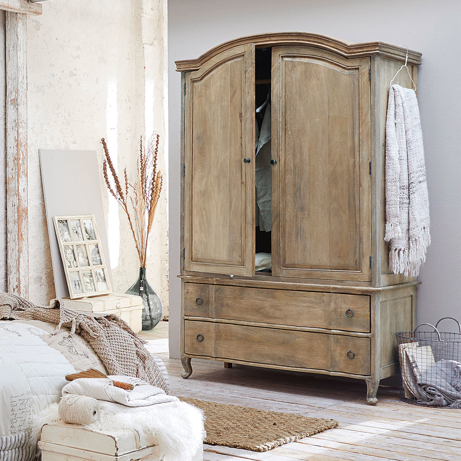Armario de madera natural con puertas y cajones, mueble rústico para dormitorio