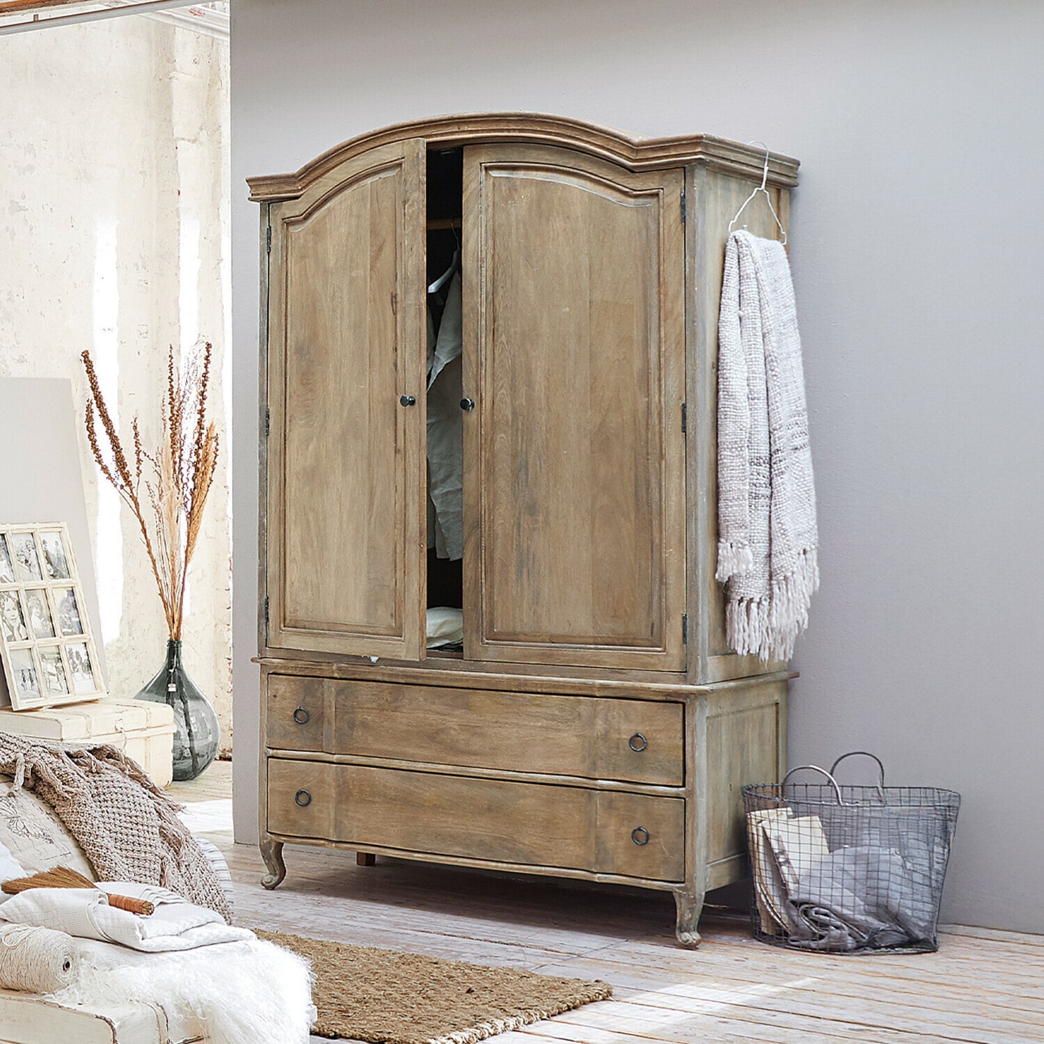 Armario Richert Armario de madera natural con puertas y cajones, mueble rústico para dormitorio