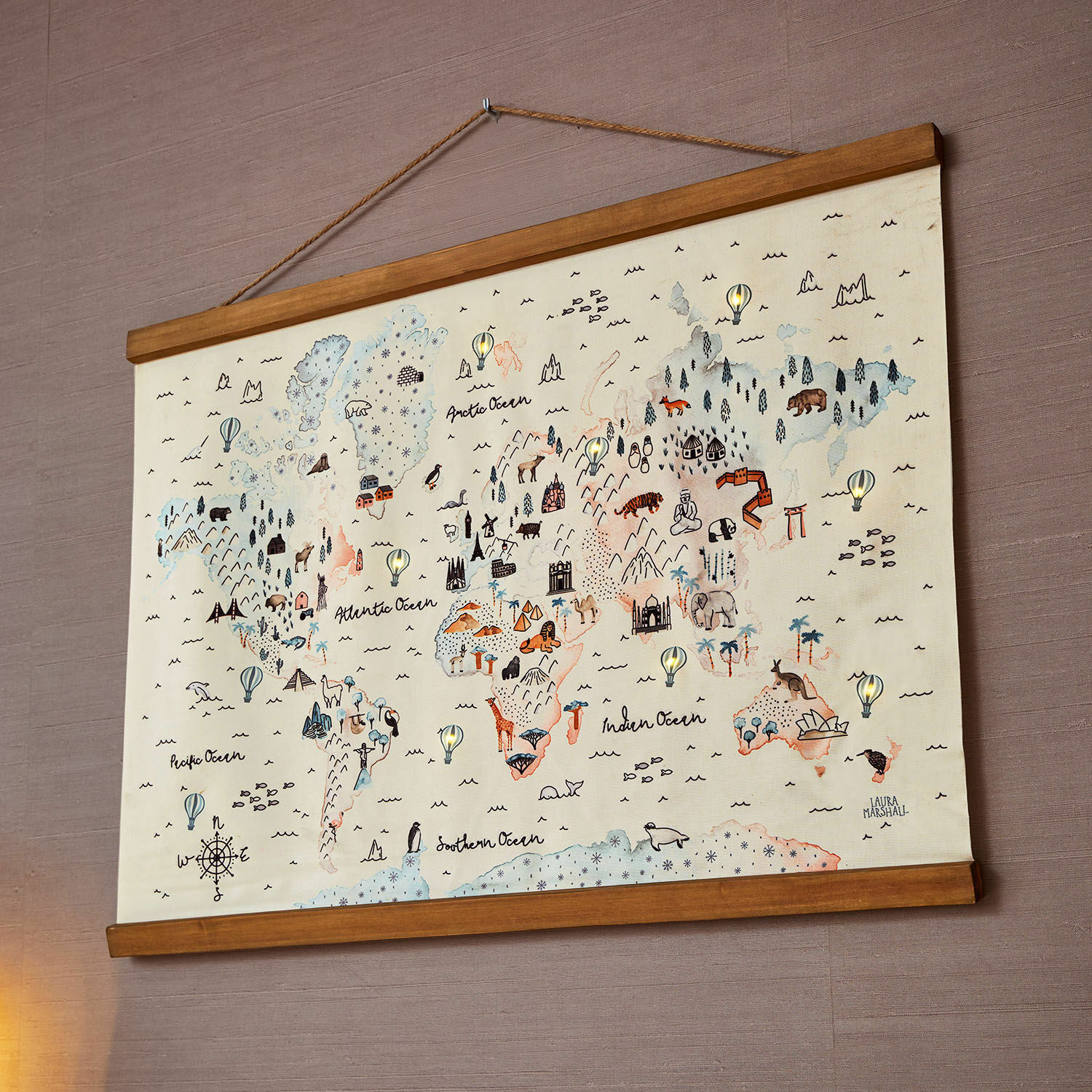 Póster con LED Chaumont Mapa mundial ilustrada con animales y monumentos en lienzo con marco de madera, decoración de pared