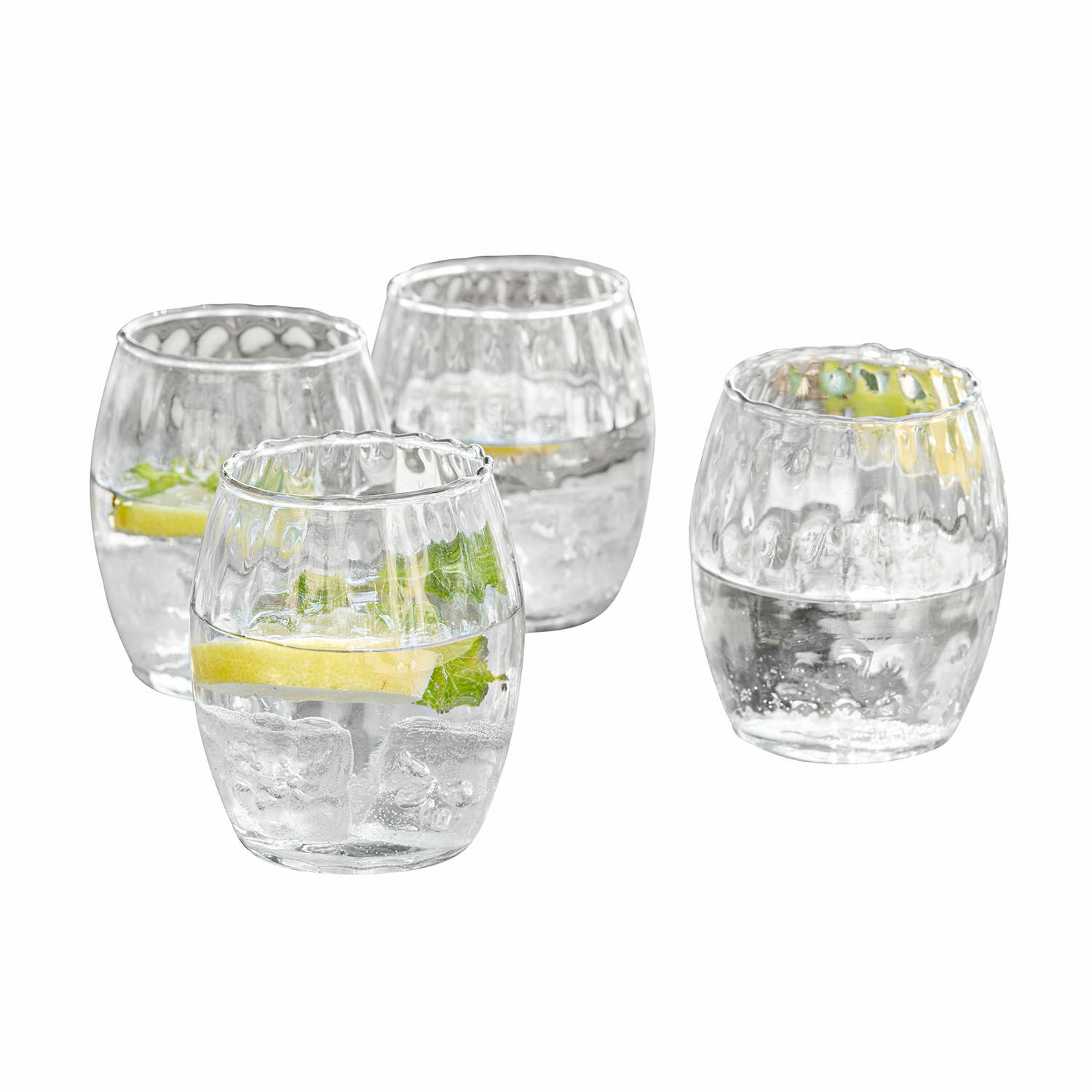 Set de 4 vasos Bourgavin Juego de cuatro vasos transparentes con textura, llenos de agua con limón y menta