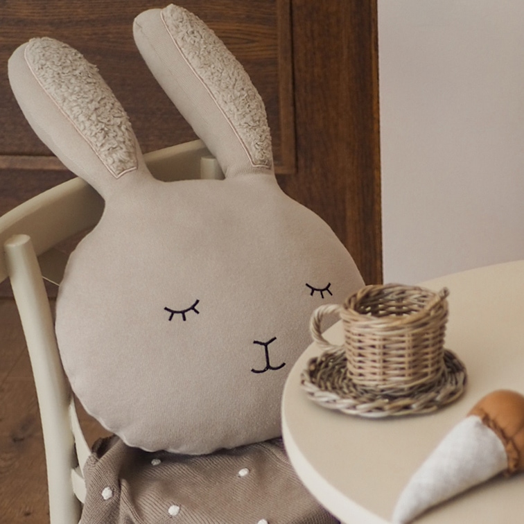 Cojín beige con forma de conejo, tejido suave y bordado en orejas y cara para decoración infantil