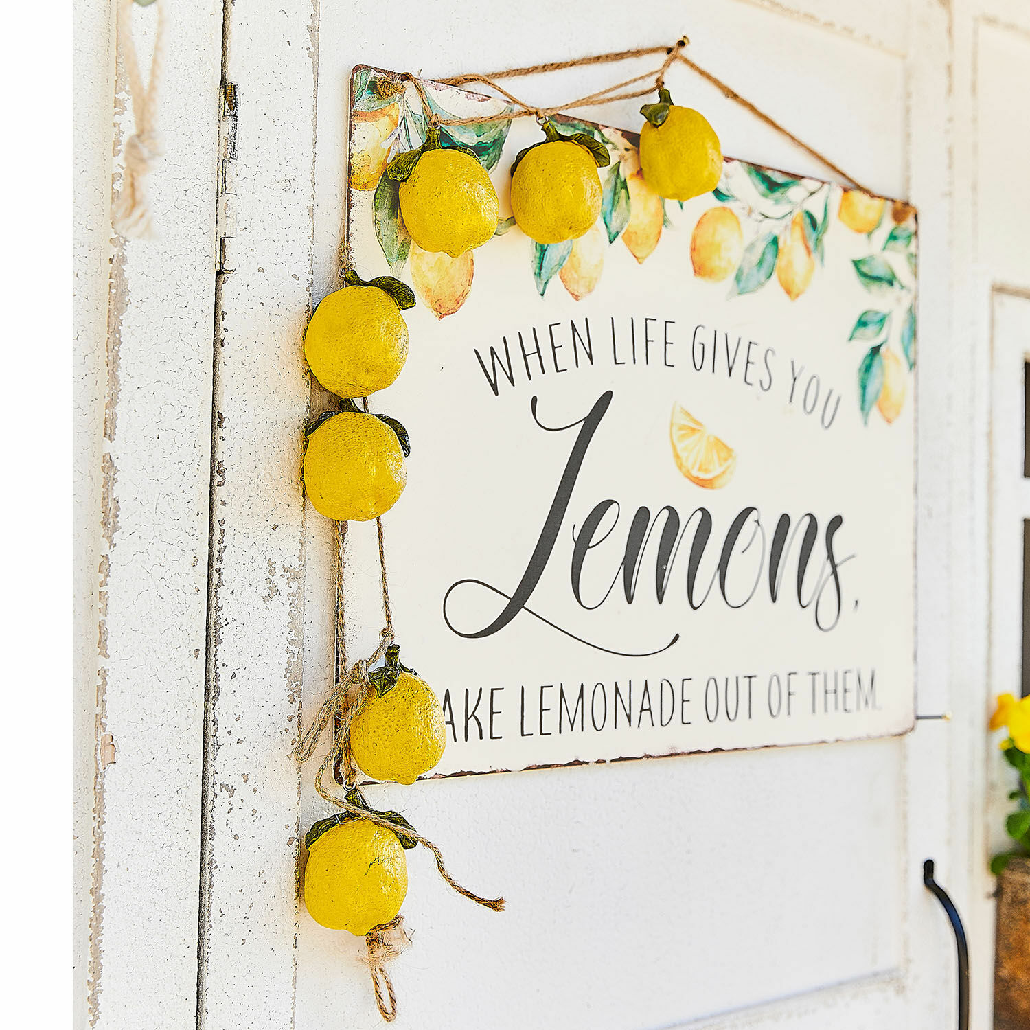 Guirnalda Palerina Cartel decorativo con cita sobre limones y guirnalda de limones amarillos en puerta blanca