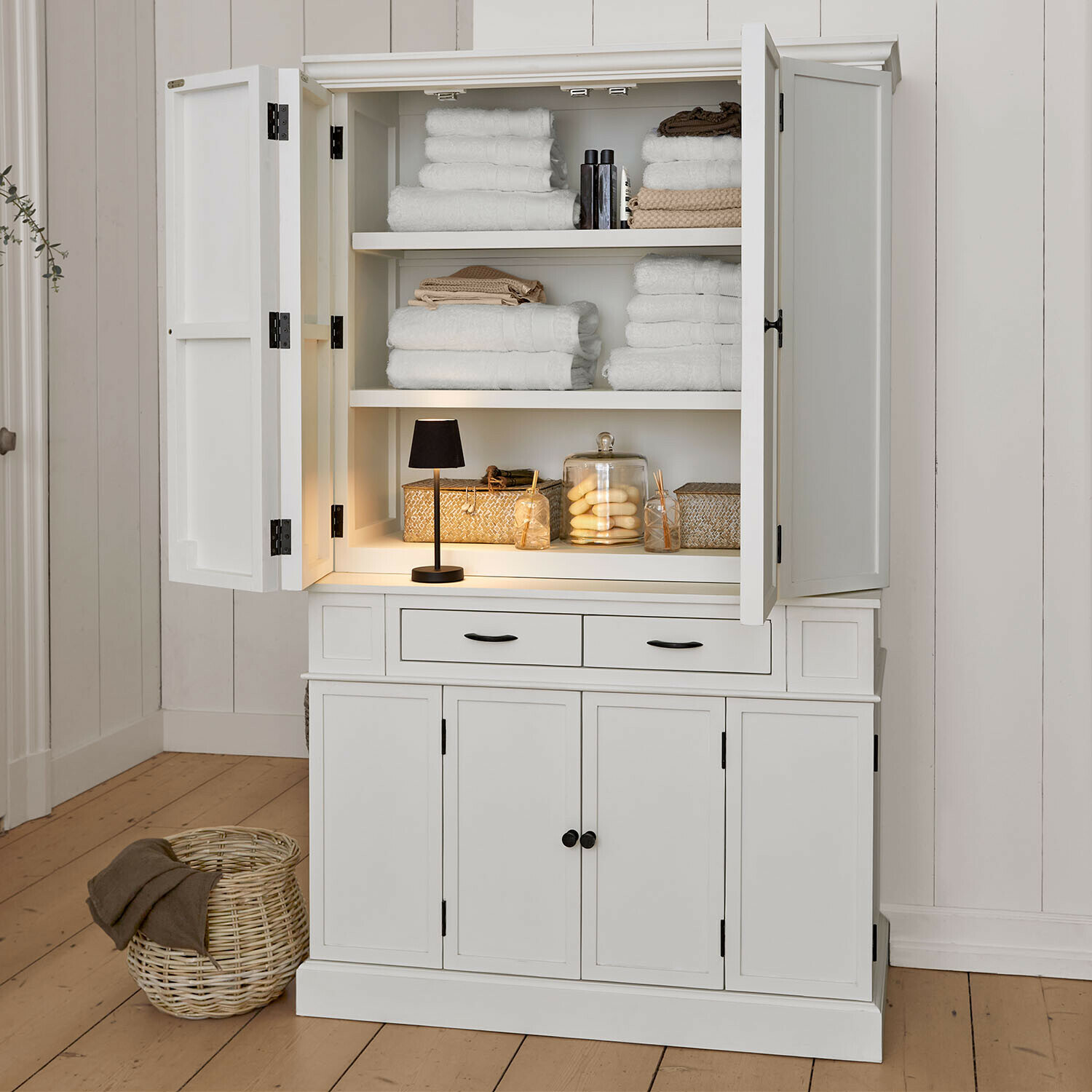 Vitrina Lydia Armario blanco de madera con puertas abiertas, toallas blancas y decoraciones, mueble para baño