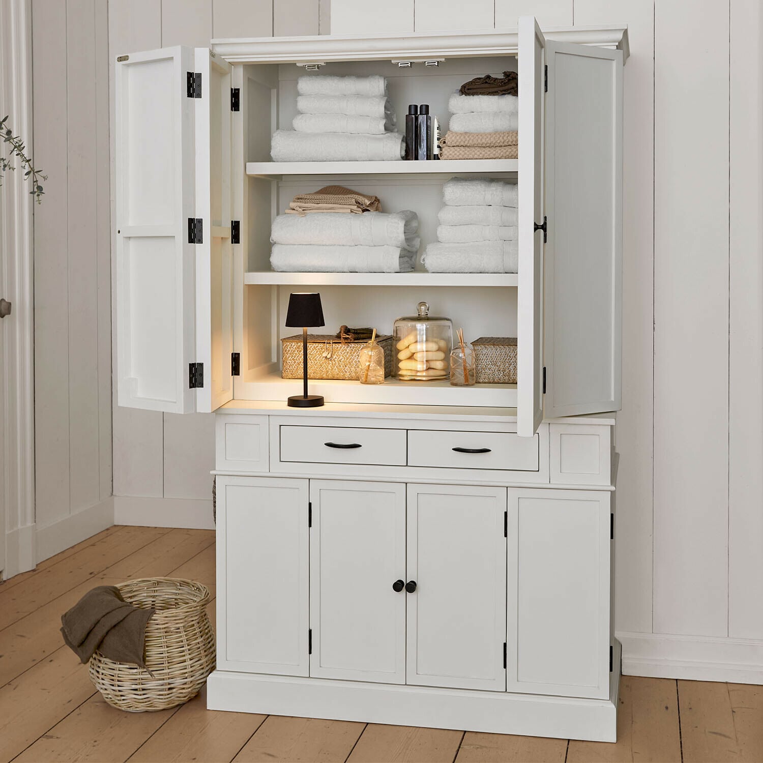 Vitrina Lydia Armario blanco de madera con puertas abiertas, toallas blancas y decoraciones, mueble para baño