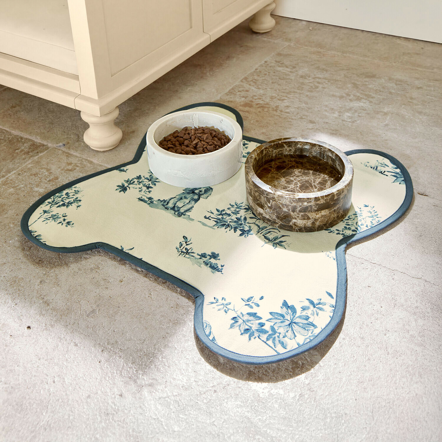 Base para comedero Ymélorine Alfombrilla para comederos con diseño floral azul sobre fondo crema y cuencos de cerámica para mascotas