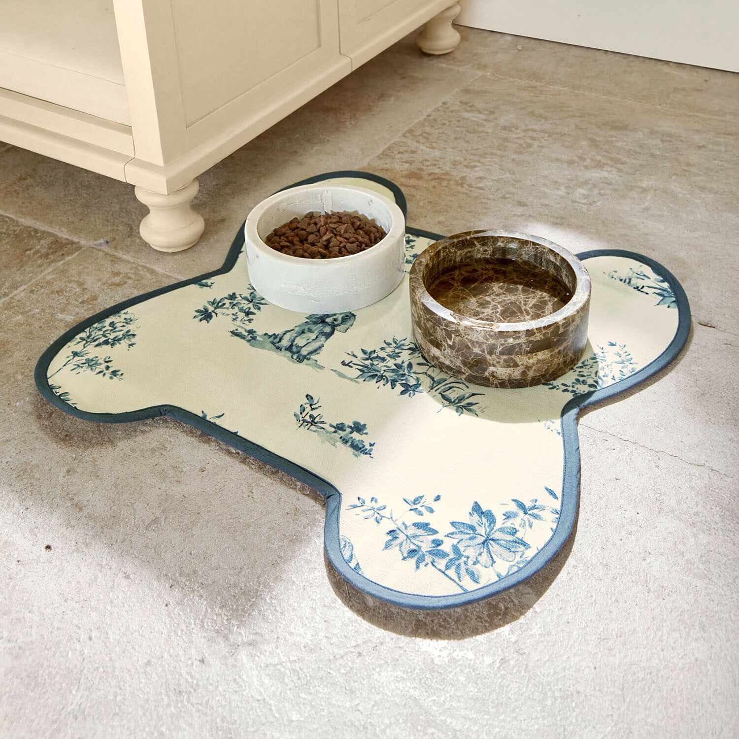 Base para comedero Ymélorine Alfombrilla para comederos con diseño floral azul sobre fondo crema y cuencos de cerámica para mascotas