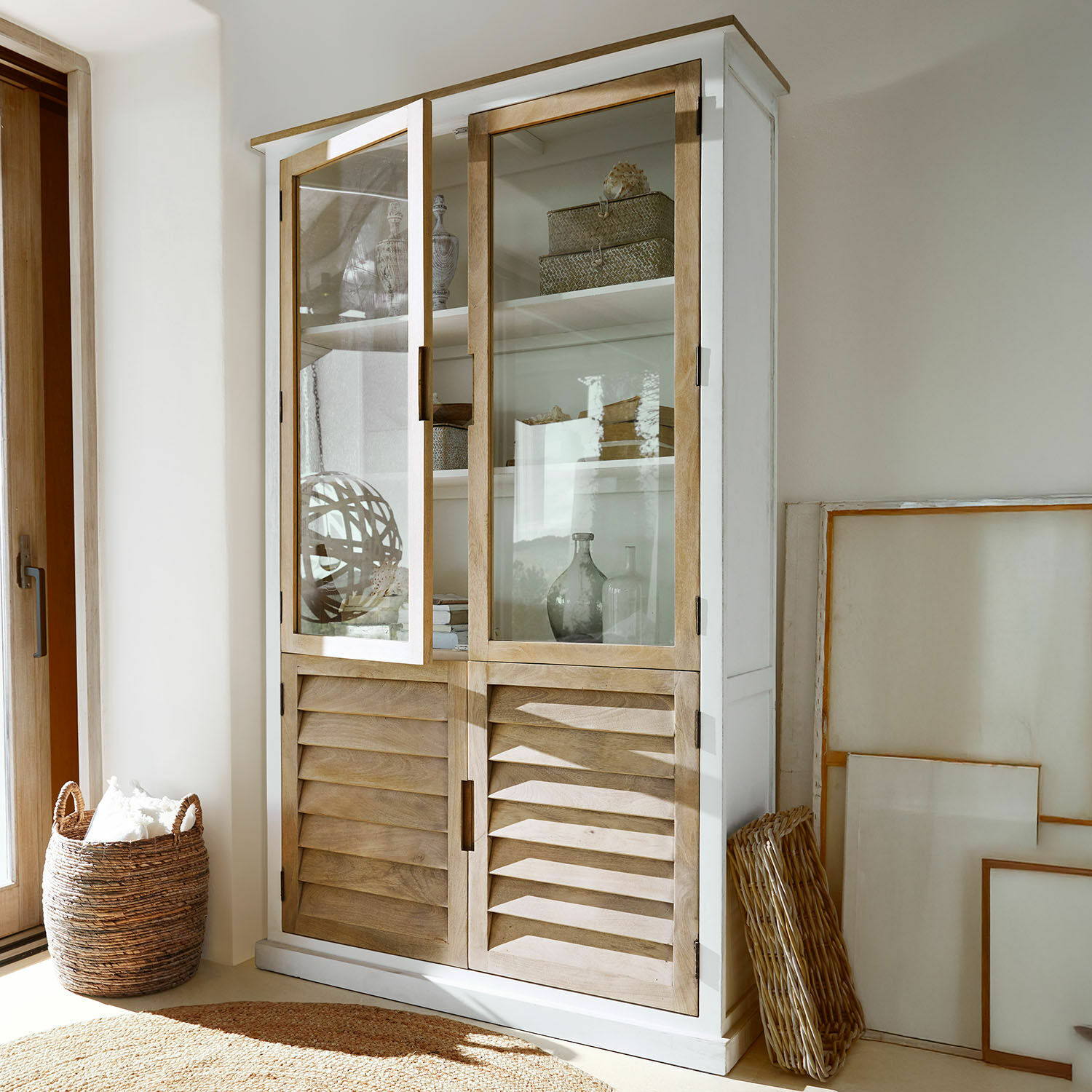 Armario Frapelle Vitrina de madera blanca con puertas de madera clara y paneles de vidrio en sala luminosa