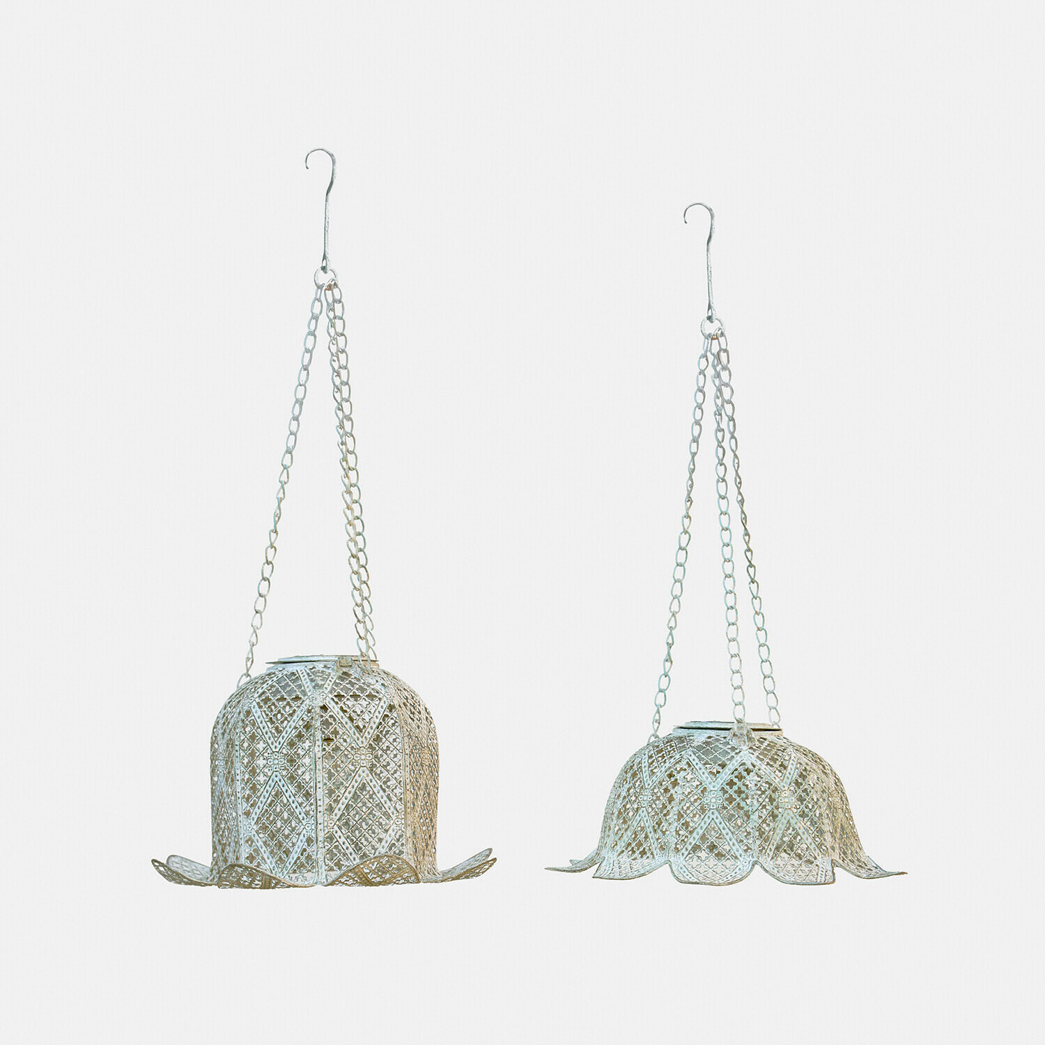 Dos faroles colgantes de metal blanco con diseño calado y cadenas para colgar