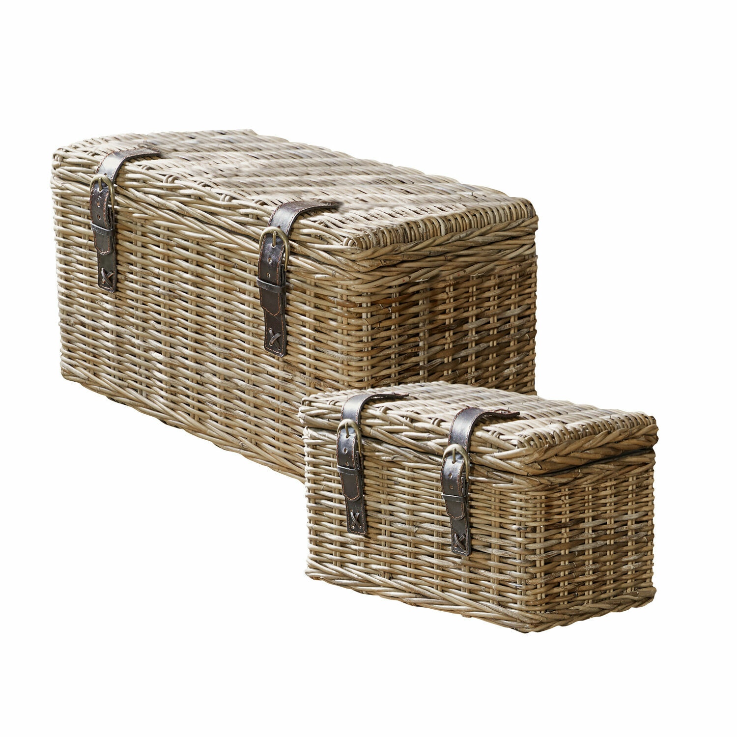 Conjunto de dos baúles de mimbre beige claro con correas de cuero marrón para almacenamiento