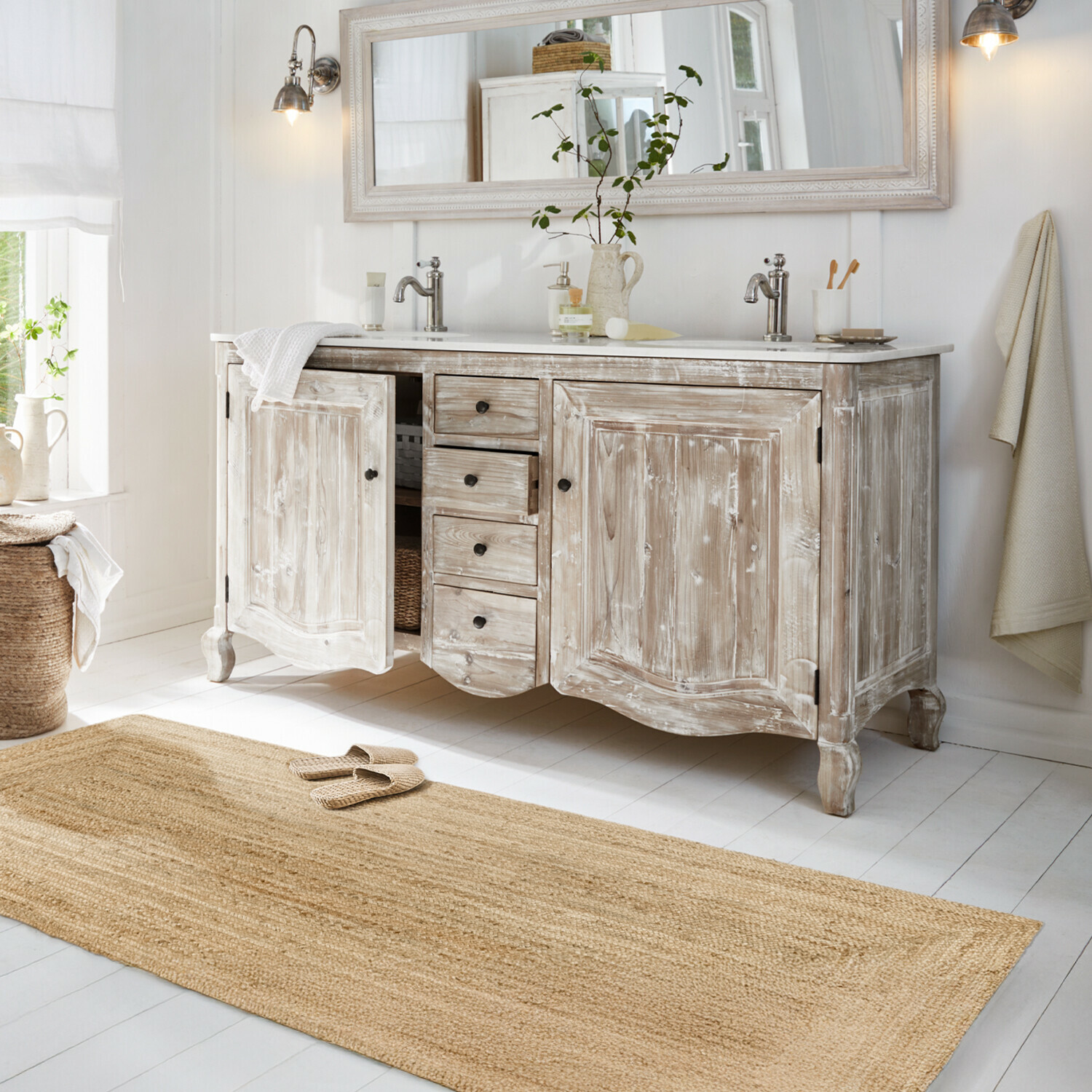 Mueble de lavabo doble Herrick Mueble de baño rústico de madera con acabado blanco desgastado, doble lavabo y espejo grande