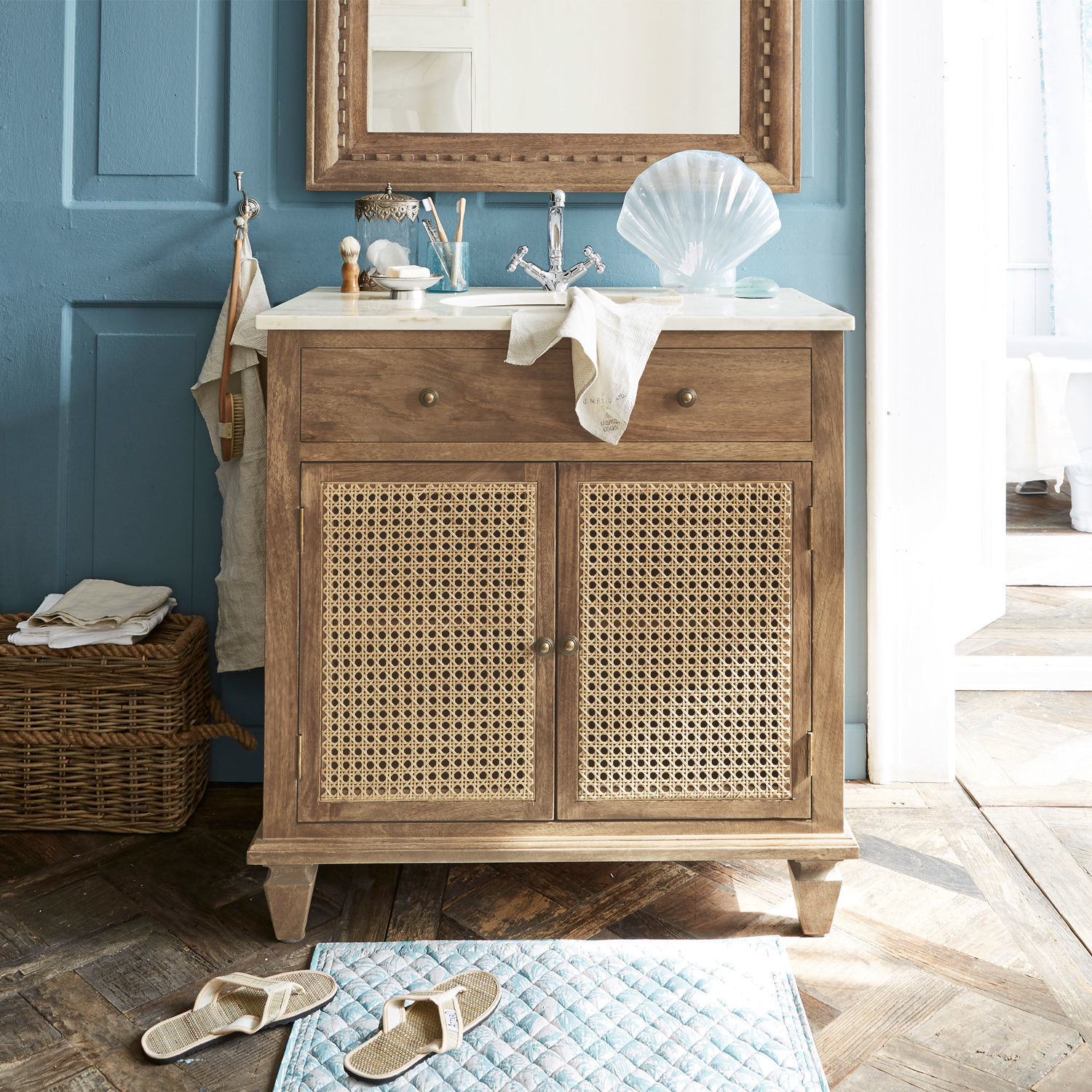 Lavabo Emyl Mueble de baño de madera con puertas de mimbre y encimera de mármol en color madera natural