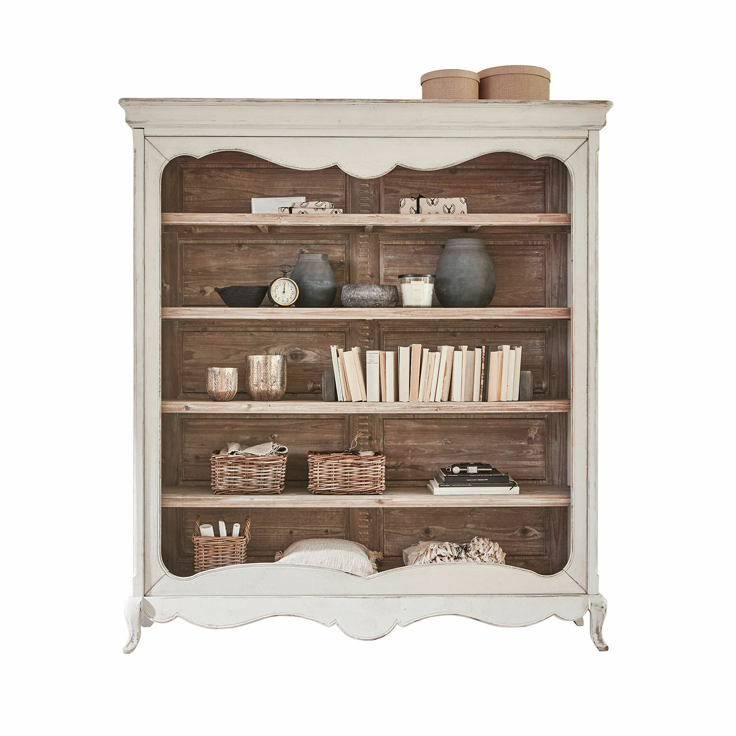 Estante Langworth Vitrina de madera blanca estilo vintage con estantes decorados con libros y objetos para salón