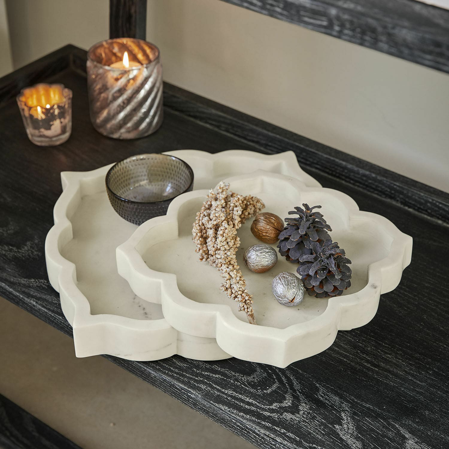 Set de 2 cuencos Melisune Bandejas decorativas de mármol blanco con forma de flor sobre mesa de madera negra con adornos