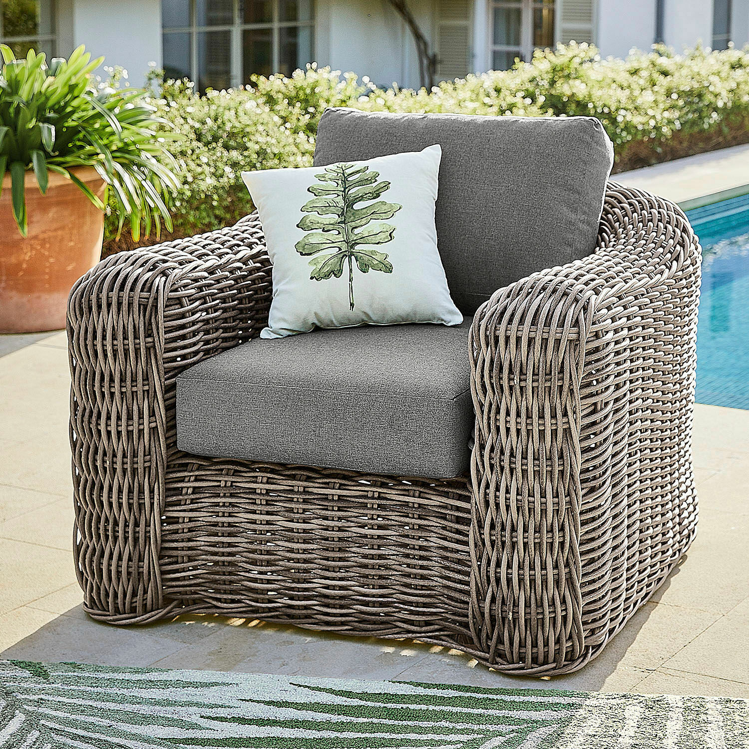 Sillón Upminster Sillón de jardín de mimbre gris con cojines grises y cojín decorativo con diseño de hoja verde