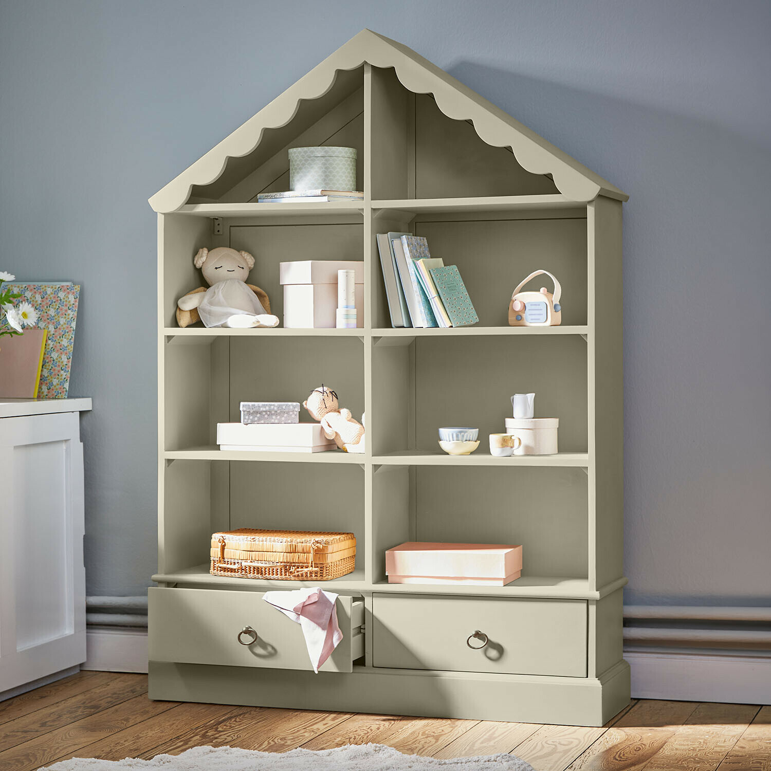 Estantería gris de madera con forma de casa con juguetes y libros, mueble para habitación infantil