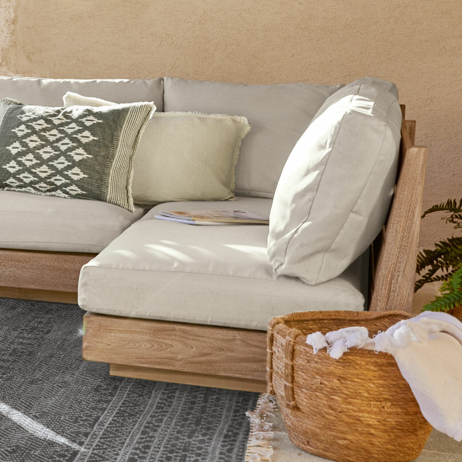 Sofaelement Courtelevant Sofá esquinero con tapizado de tela gris claro y estructura de madera, cojín decorativo y cesta con tela