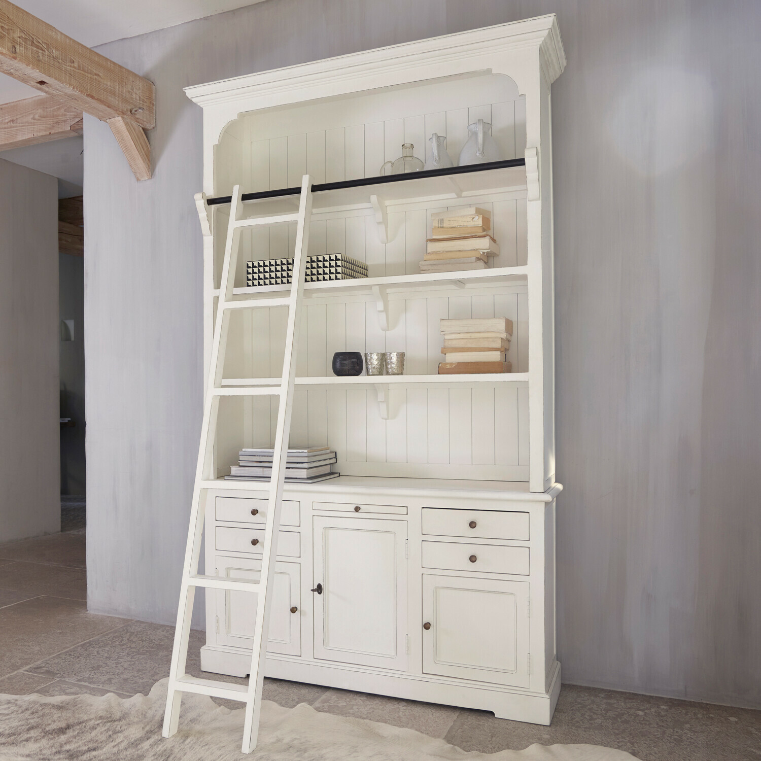 Armario Monts Librería blanca de madera con escalera y estantes, mueble elegante para salón o despacho