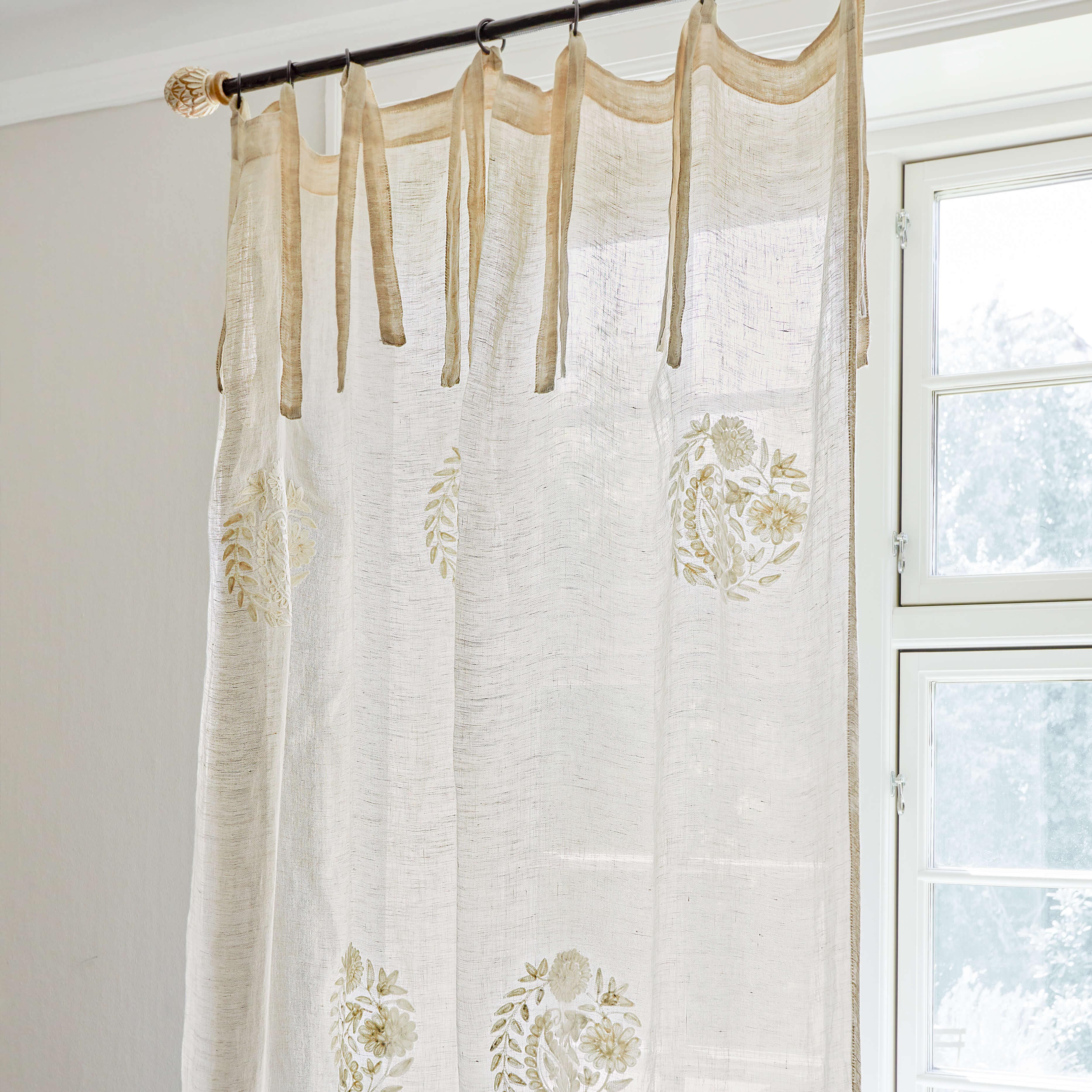 Cortina beige de lino con bordados florales y lazos para colgar en ventana