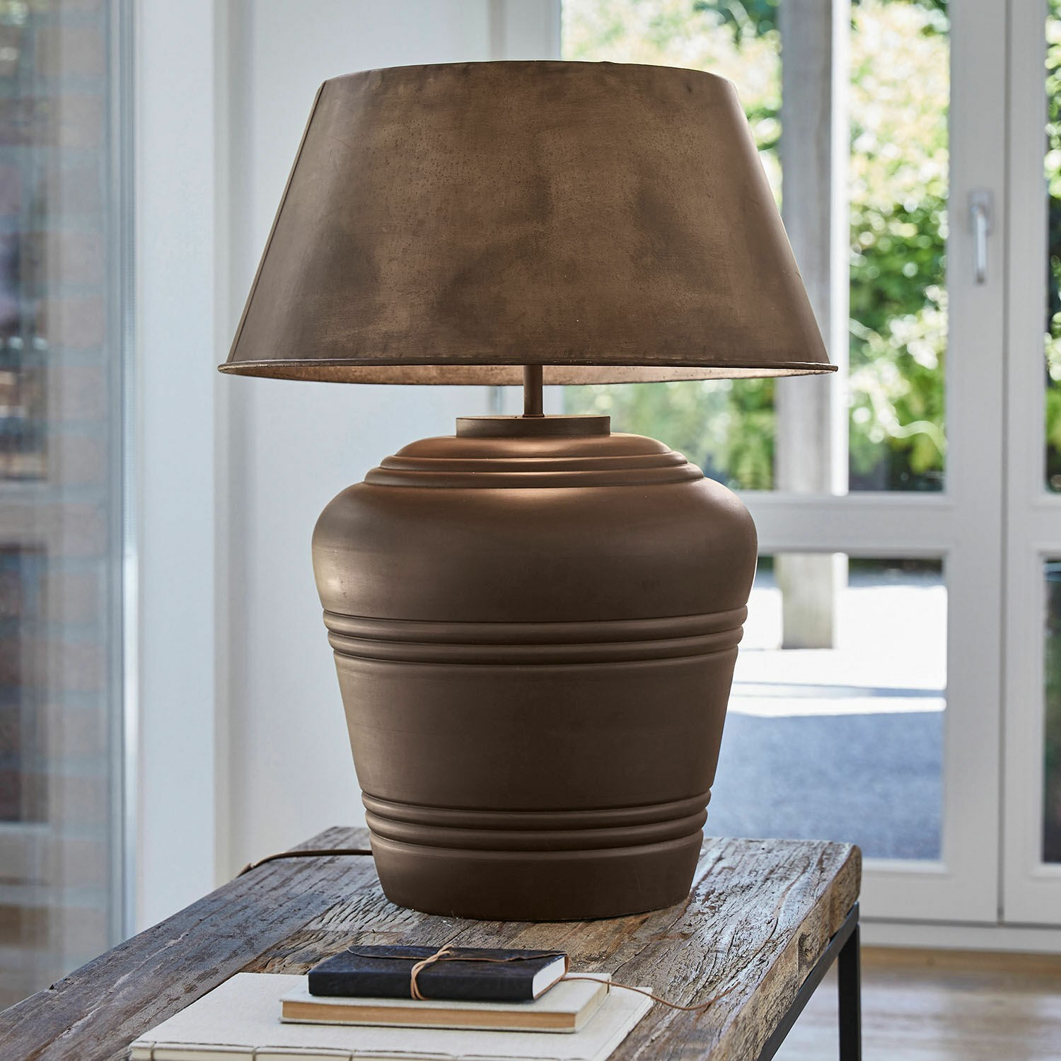 Lámpara de mesa Morice Lámpara de mesa de cerámica marrón con pantalla sobre mesa de madera en interior luminoso