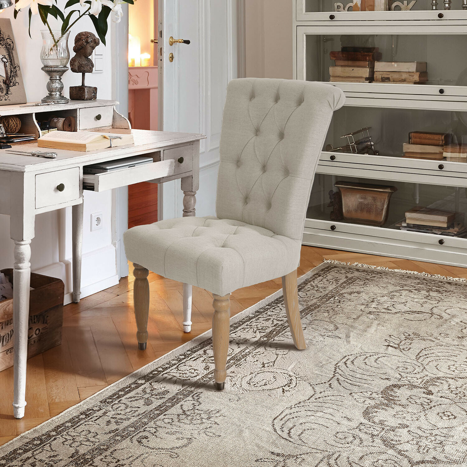 Silla tapizada beige con patas de madera en estilo clásico para oficina o salón